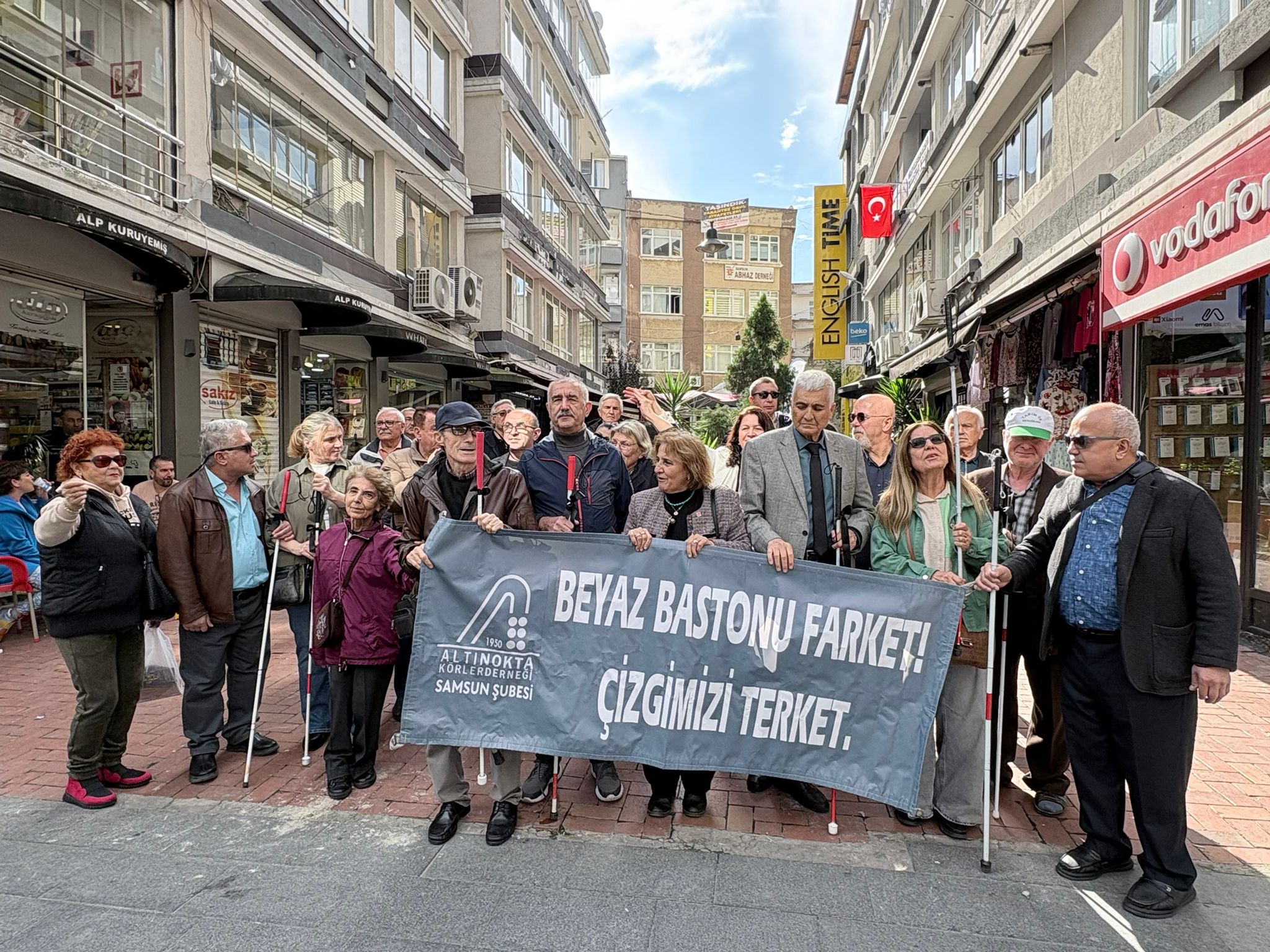 beyaz-bastonlarina-siyah-kurdele-taktila-963184-286005.jpg