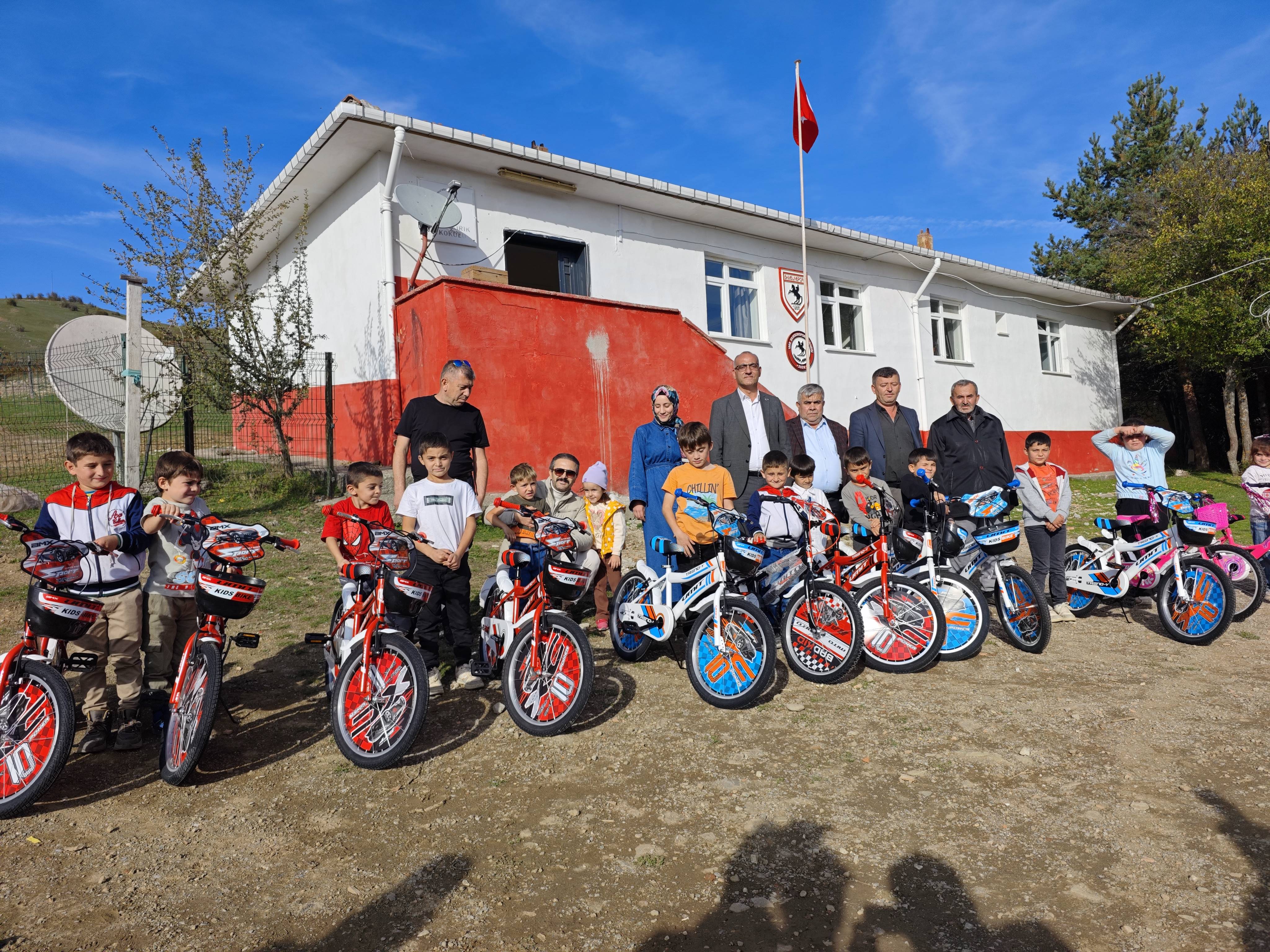 aa-20251017-39443140-39443139-sosyal-medyada-yapilan-paylasimdan-etkilenen-hayirseverler-cocuklara-bisiklet-hediye-etti.jpg