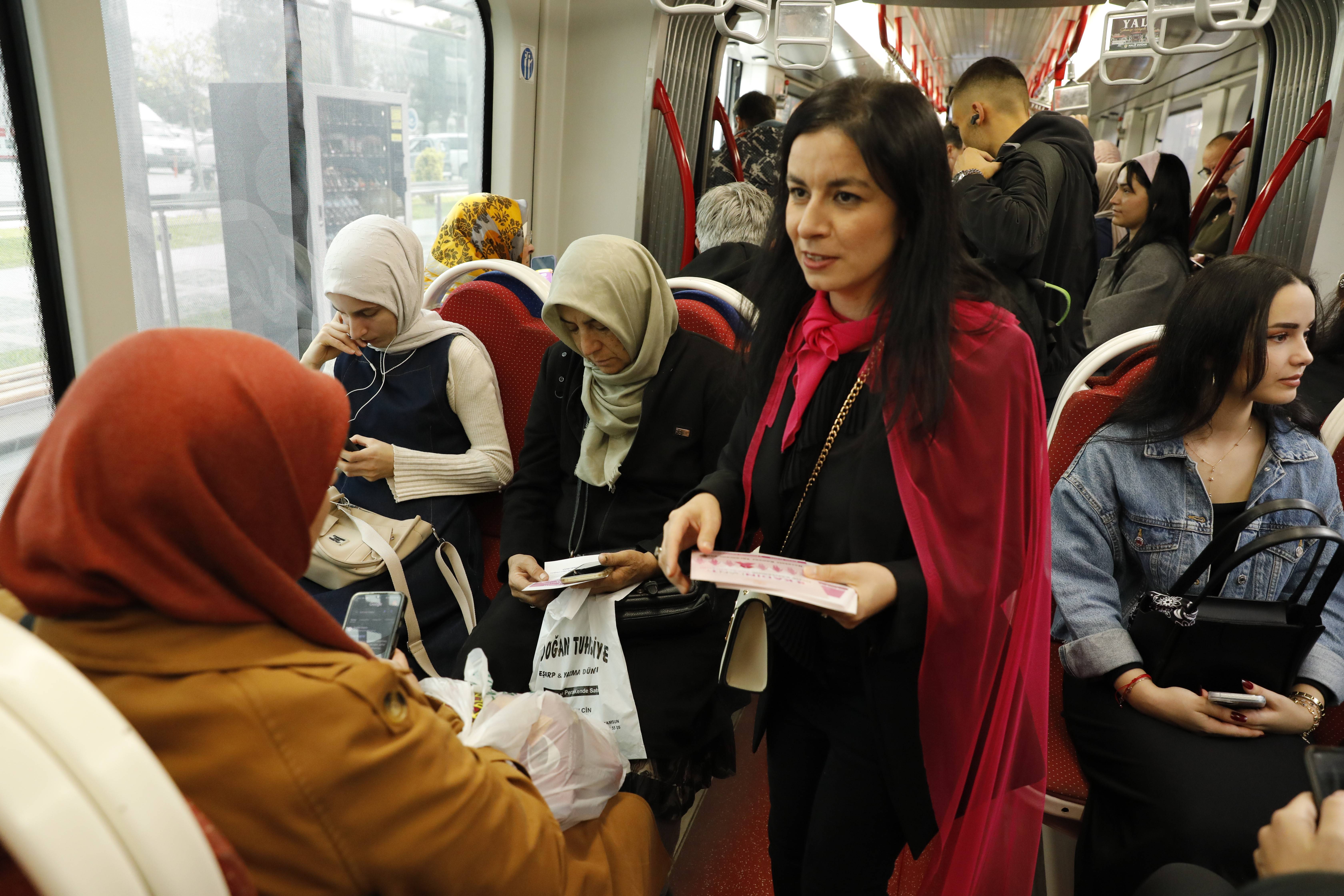 aa-20251023-39497837-39497836-samsunda-tramvayda-kadinlar-meme-kanseri-hakkinda-bilgilendirildi.jpg