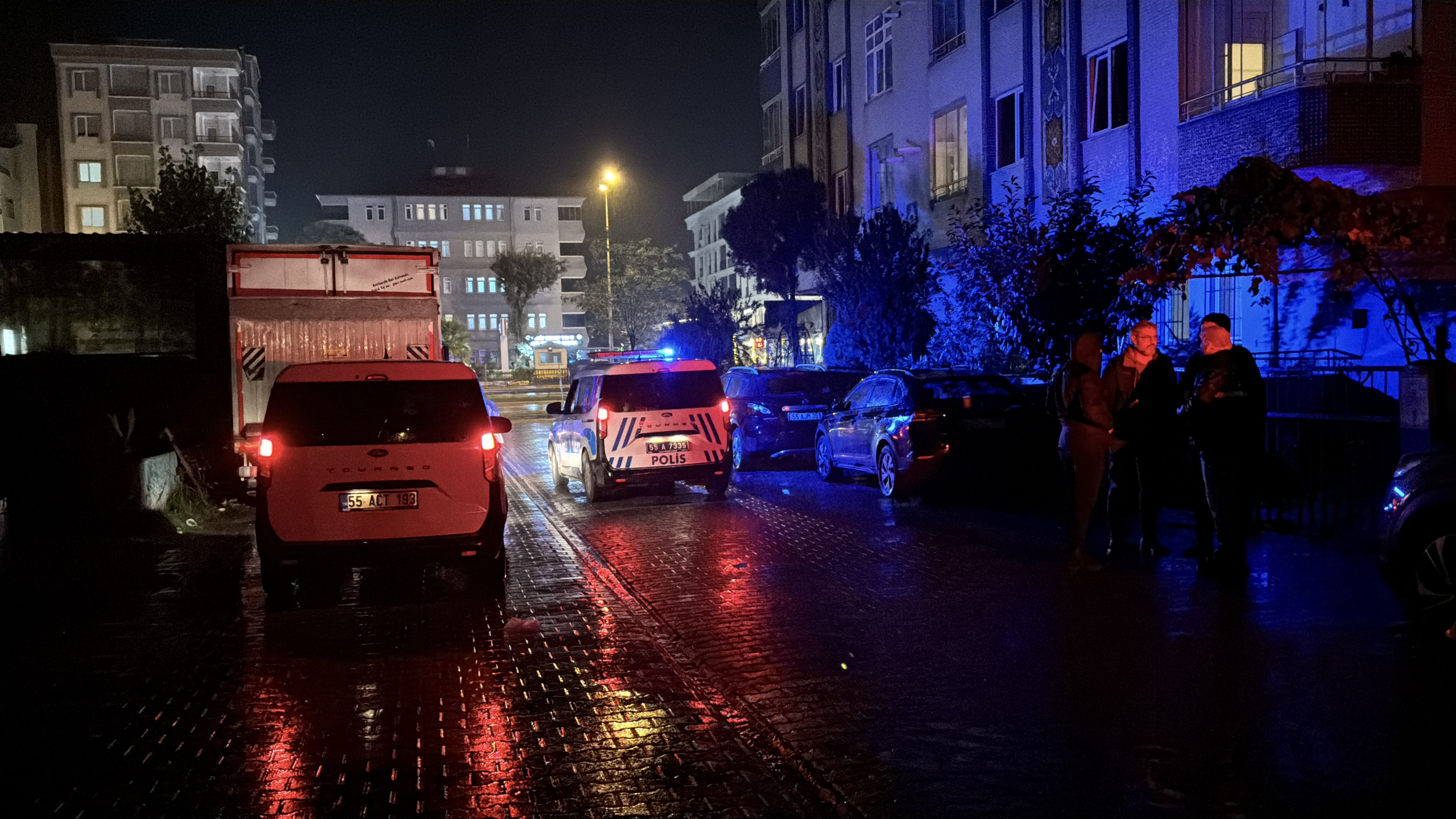aa-20251025-39521226-39521223-samsunda-otomobilde-bicakli-saldiriya-ugrayan-kisi-yaralandi.jpg