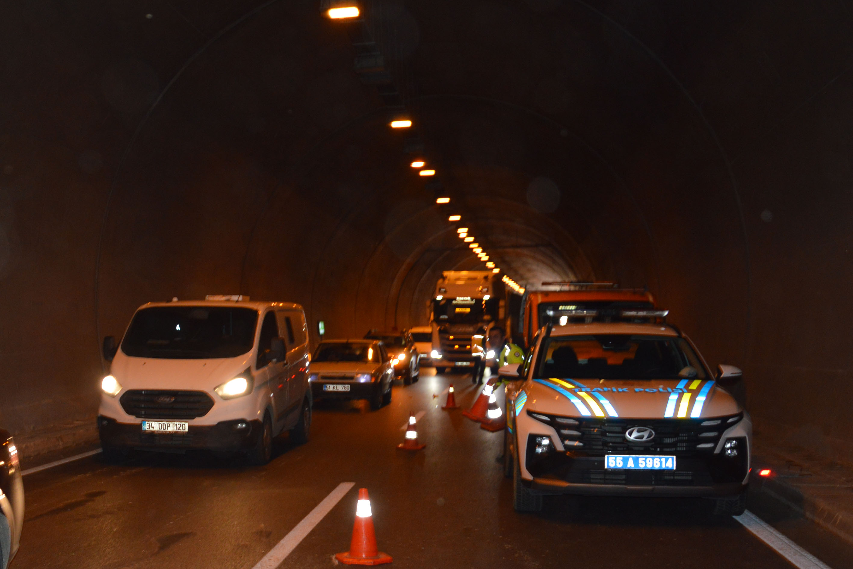 aa-20251027-39534207-39534203-samsunda-tunelde-meydana-gelen-trafik-kazasinda-2-kisi-yaralandi.jpg