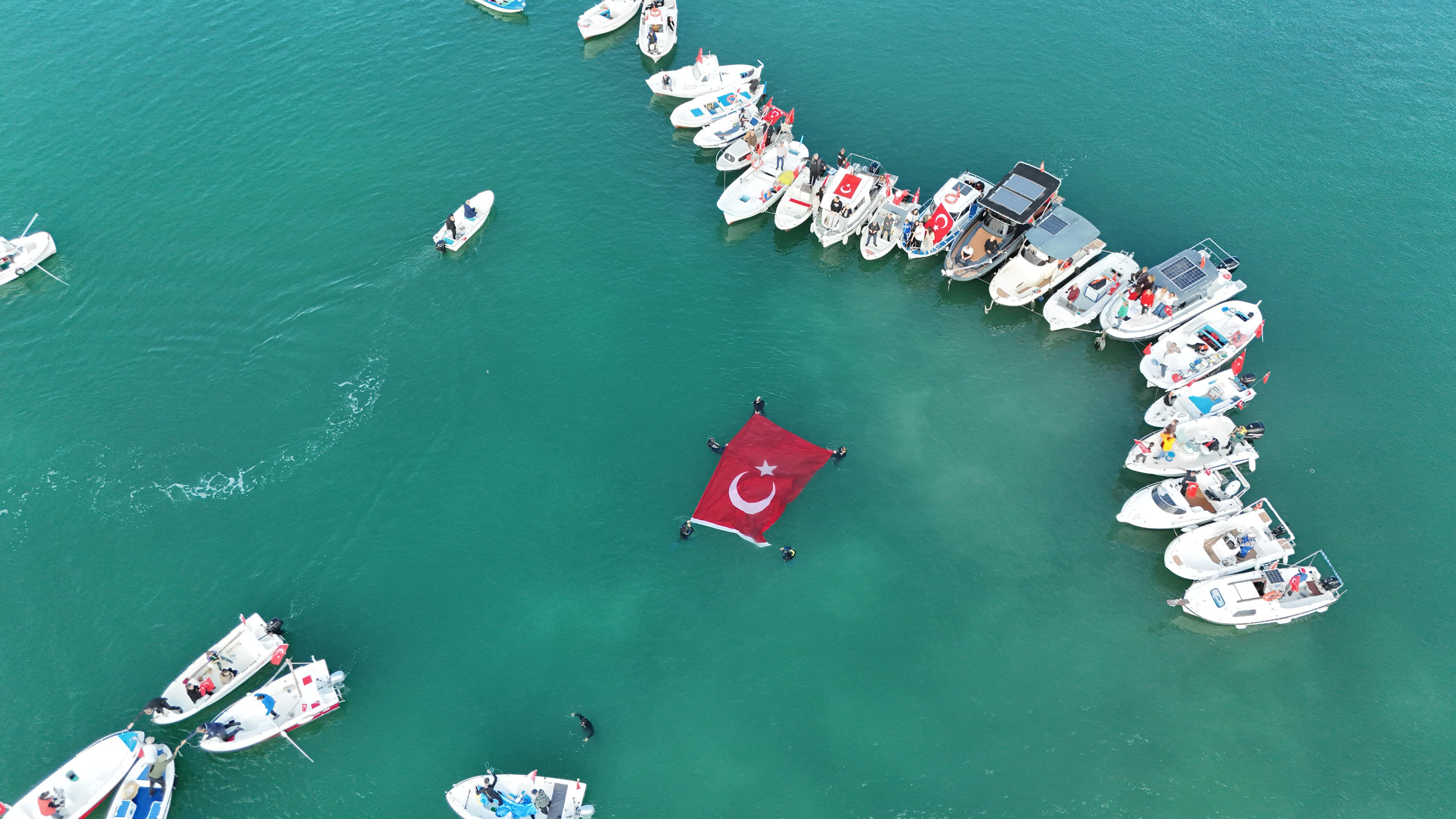 aa-20251028-39540941-39540939-samsunda-teknelerle-denizde-ay-yildiz-olusturuldu.jpg