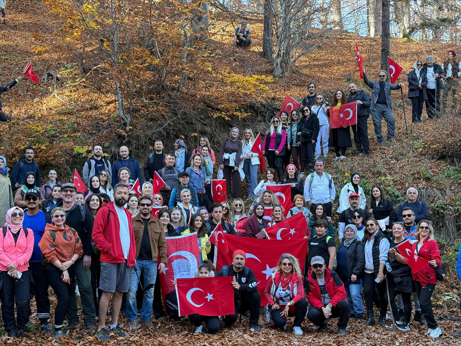 aa-20251103-39599624-39599621-kunduz-ormanlarinda-cumhuriyet-bayrami-doga-yuruyusu-duzenlendi.jpg