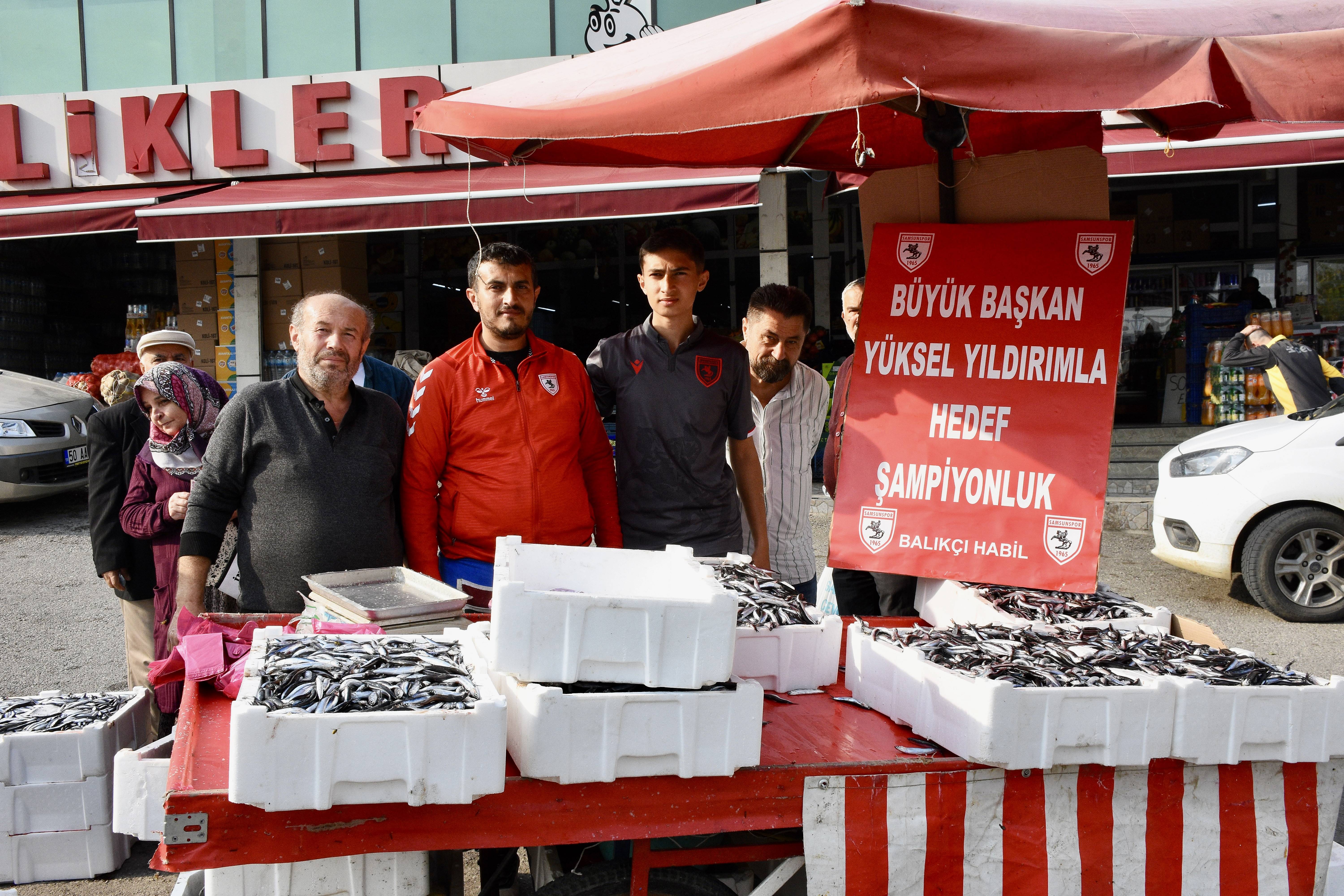 aa-20251107-39643914-39643912-samsunlu-balikci-samsunsporun-basarisini-hamsiyi-25-liradan-satarak-kutladi.jpg