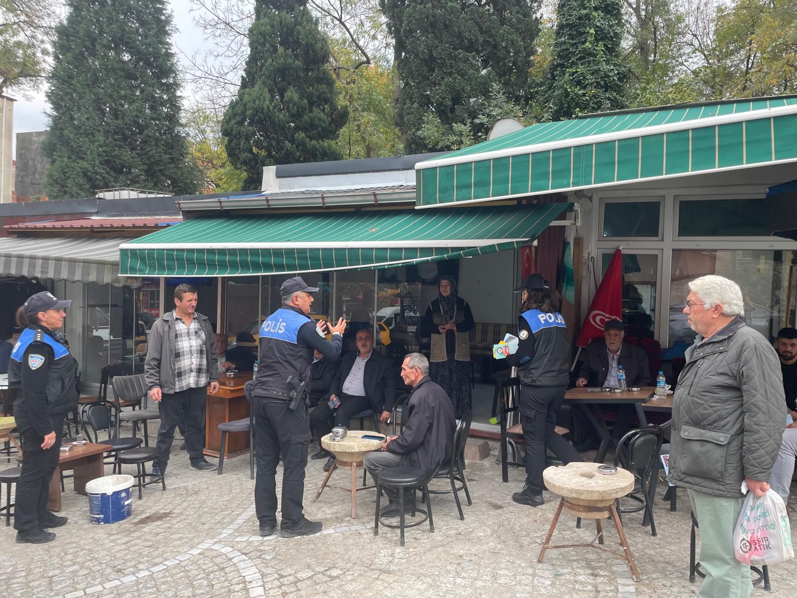 aa-20251112-39688156-39688155-tekkekoyde-polis-esnaf-ve-vatandaslara-bilgilendirme-yapti.jpg