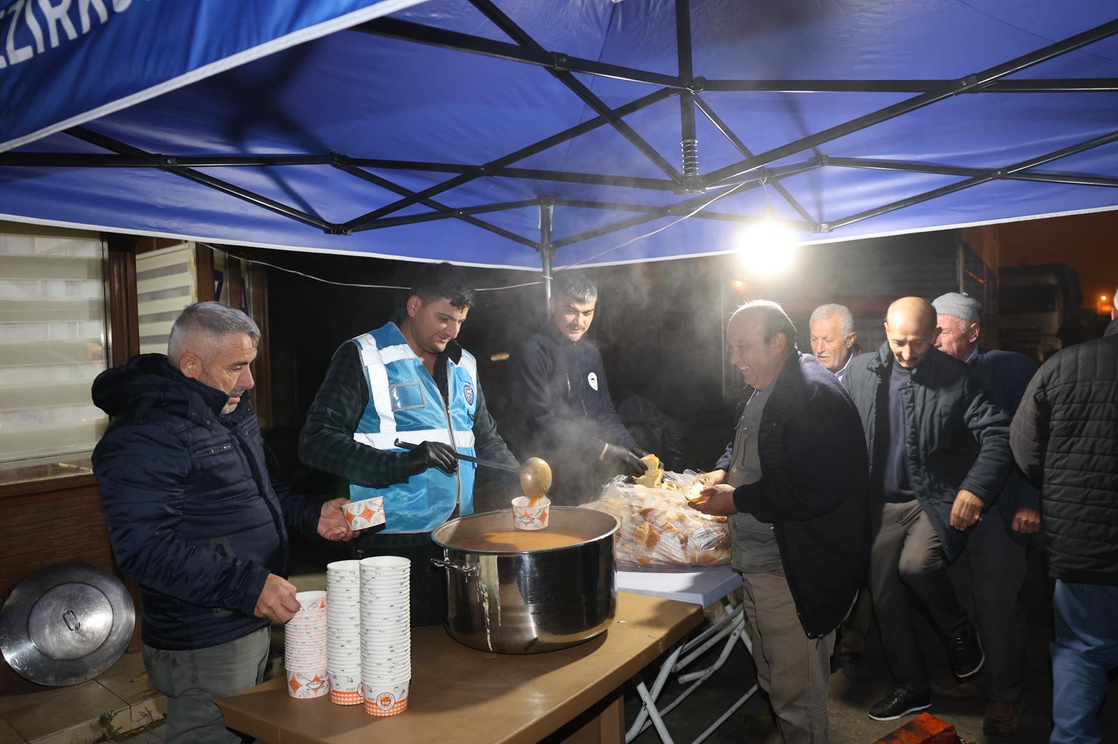 aa-20251117-39728877-39728875-vezirkoprude-pazar-yerlerinde-sicak-corba-ikrami-suruyor.jpg