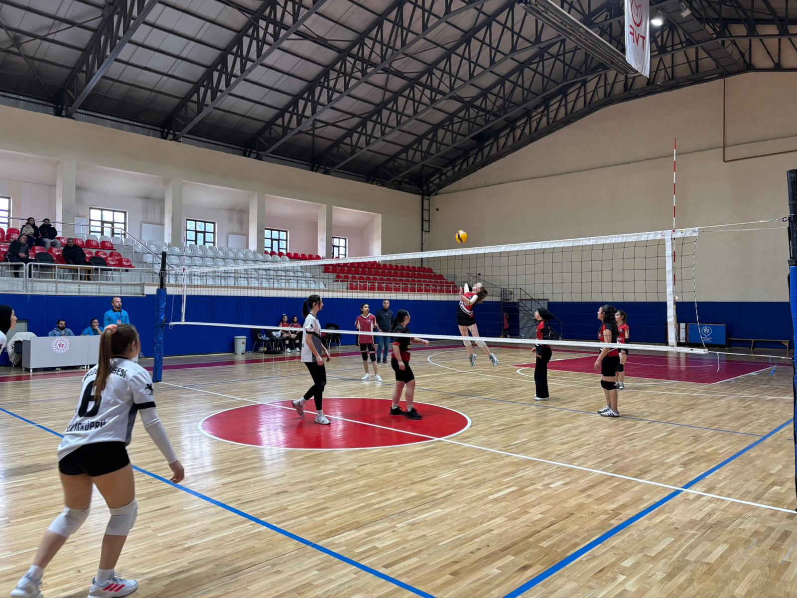 aa-20251121-39770994-39770993-vezirkoprude-okul-sporlari-genc-kizlar-voleybol-turnuvasi-duzenlendi.jpg