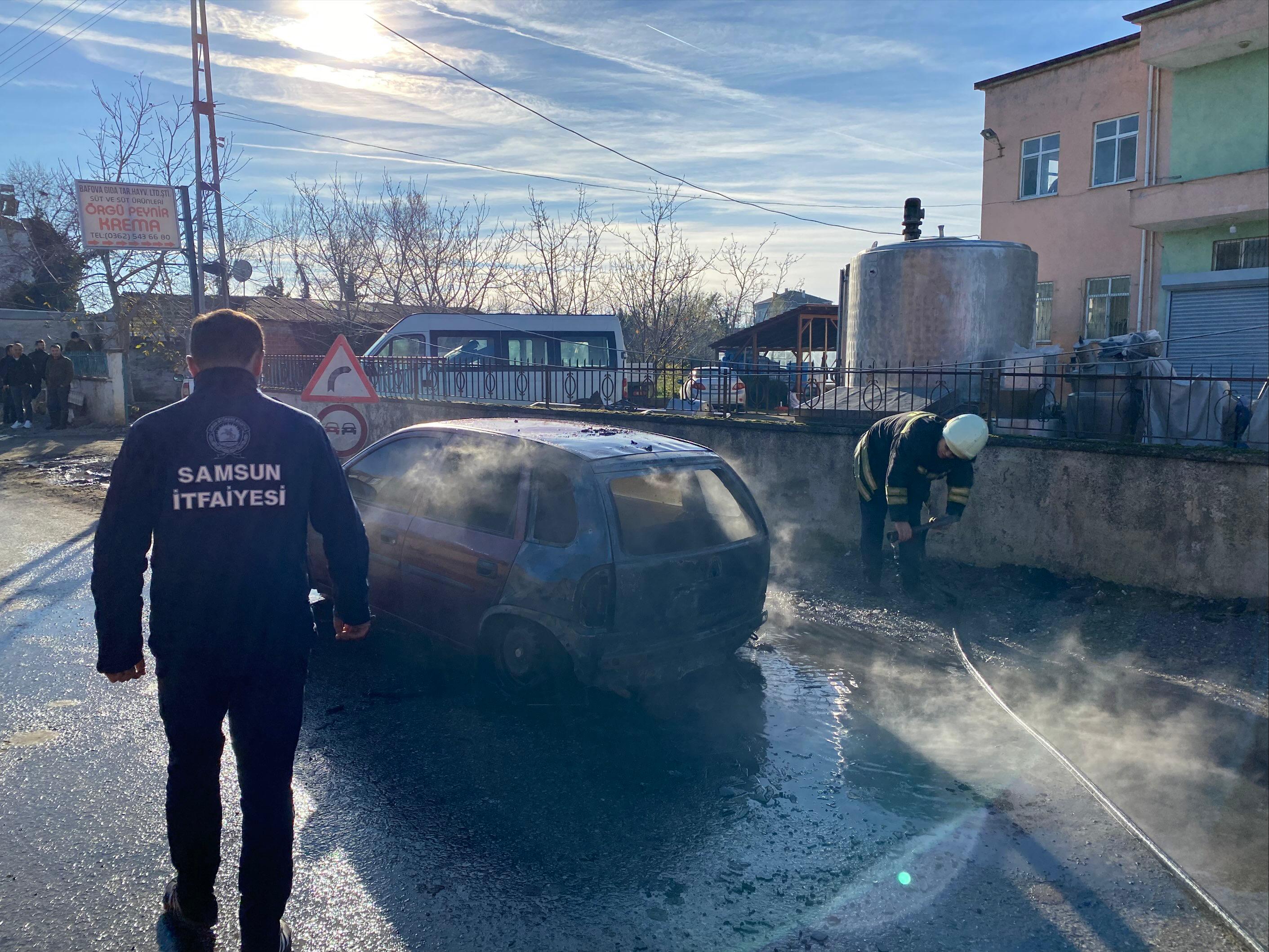aa-20251218-40018936-40018934-samsunda-seyir-halindeki-otomobil-yandi.jpg