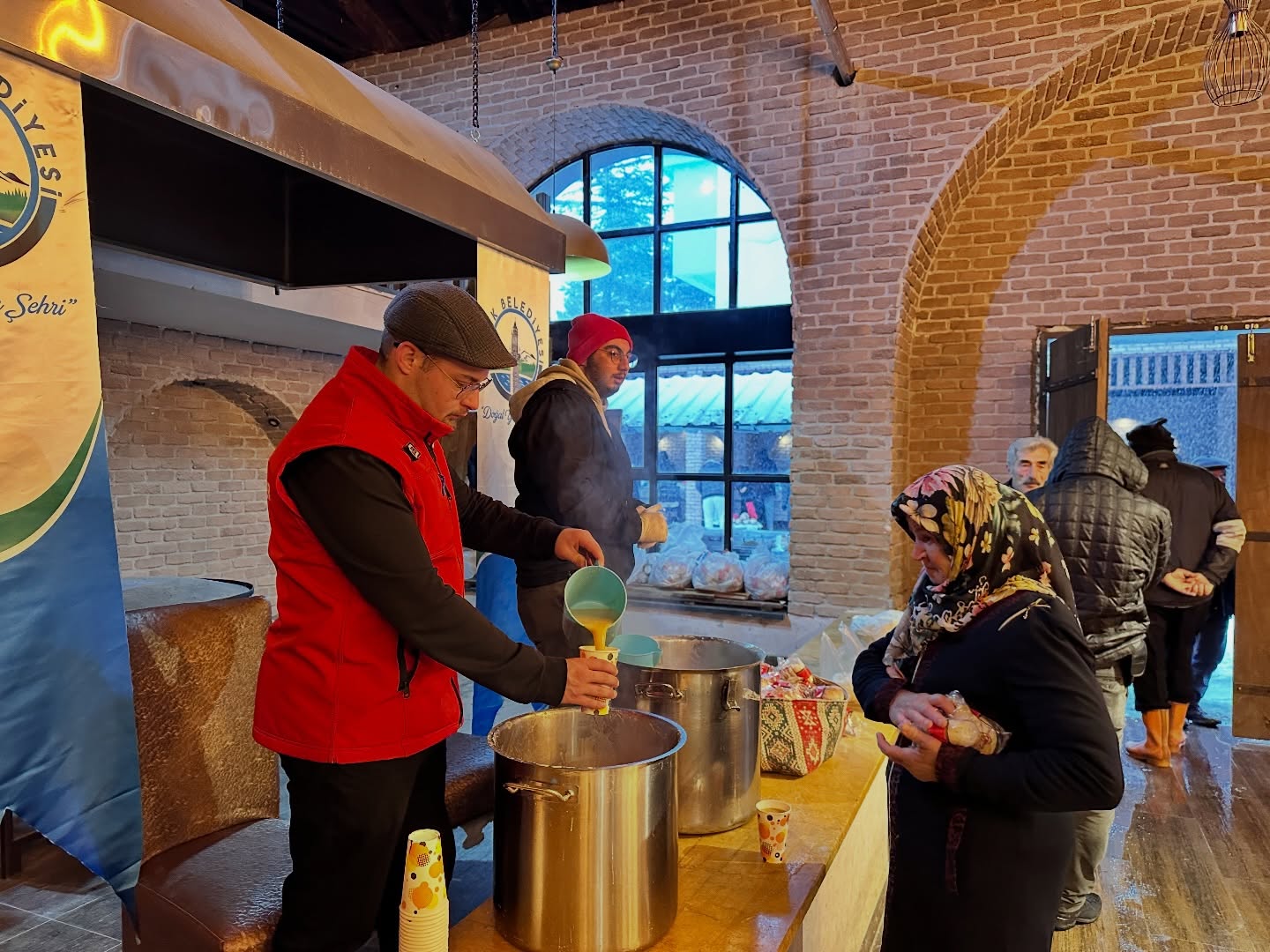 aa-20251231-40125822-40125820-ladik-belediyesinden-pazarci-esnafina-corba-ikrami.jpg