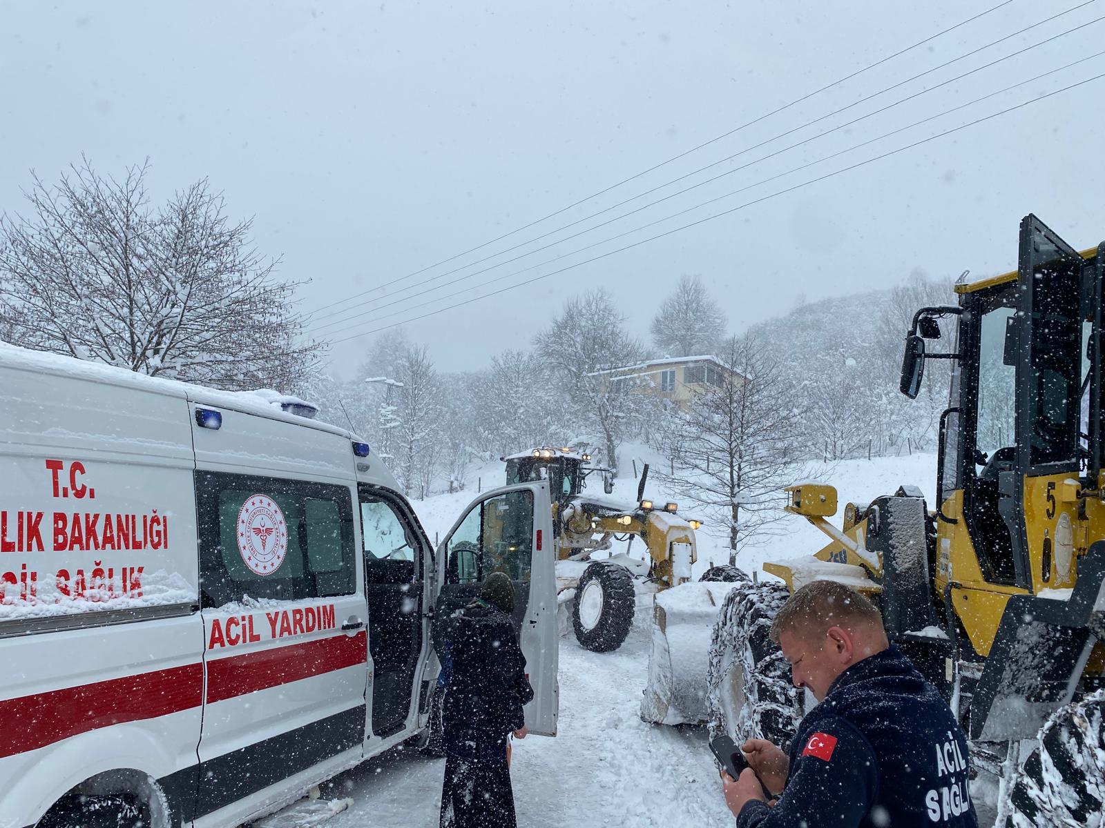 aa-20260101-40136634-40136633-samsunda-kar-nedeniyle-yolu-kapanan-mahalledeki-hasta-ekiplerce-hastaneye-ulastirildi.jpg