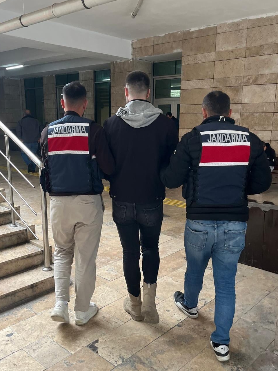 aa-20260111-40223570-40223569-samsunda-dolandiricilik-sucundan-14-yil-11-ay-hapis-cezasi-bulunan-firari-hukumlu-yakalandi.jpg