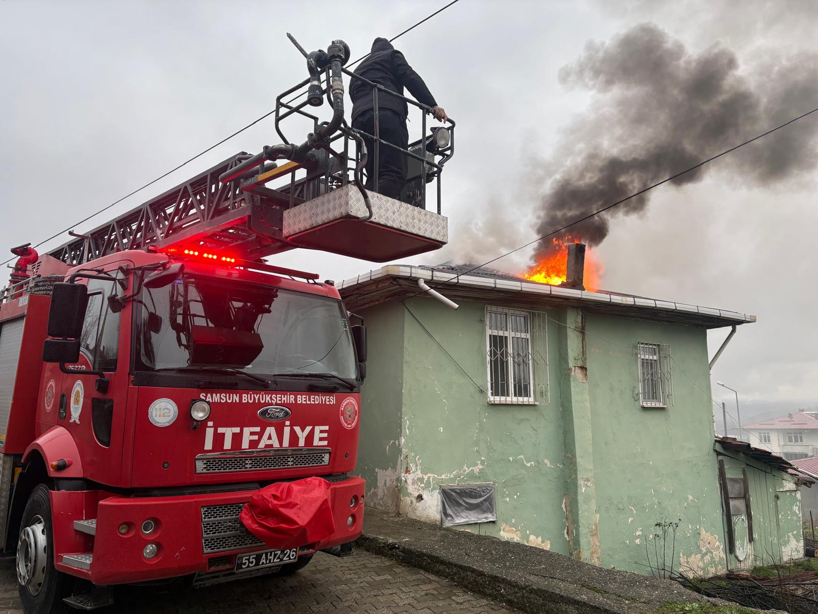 aa-20260203-40443451-40443450-samsunda-2-katli-binanin-catisinda-cikan-yangin-sonduruldu.jpg