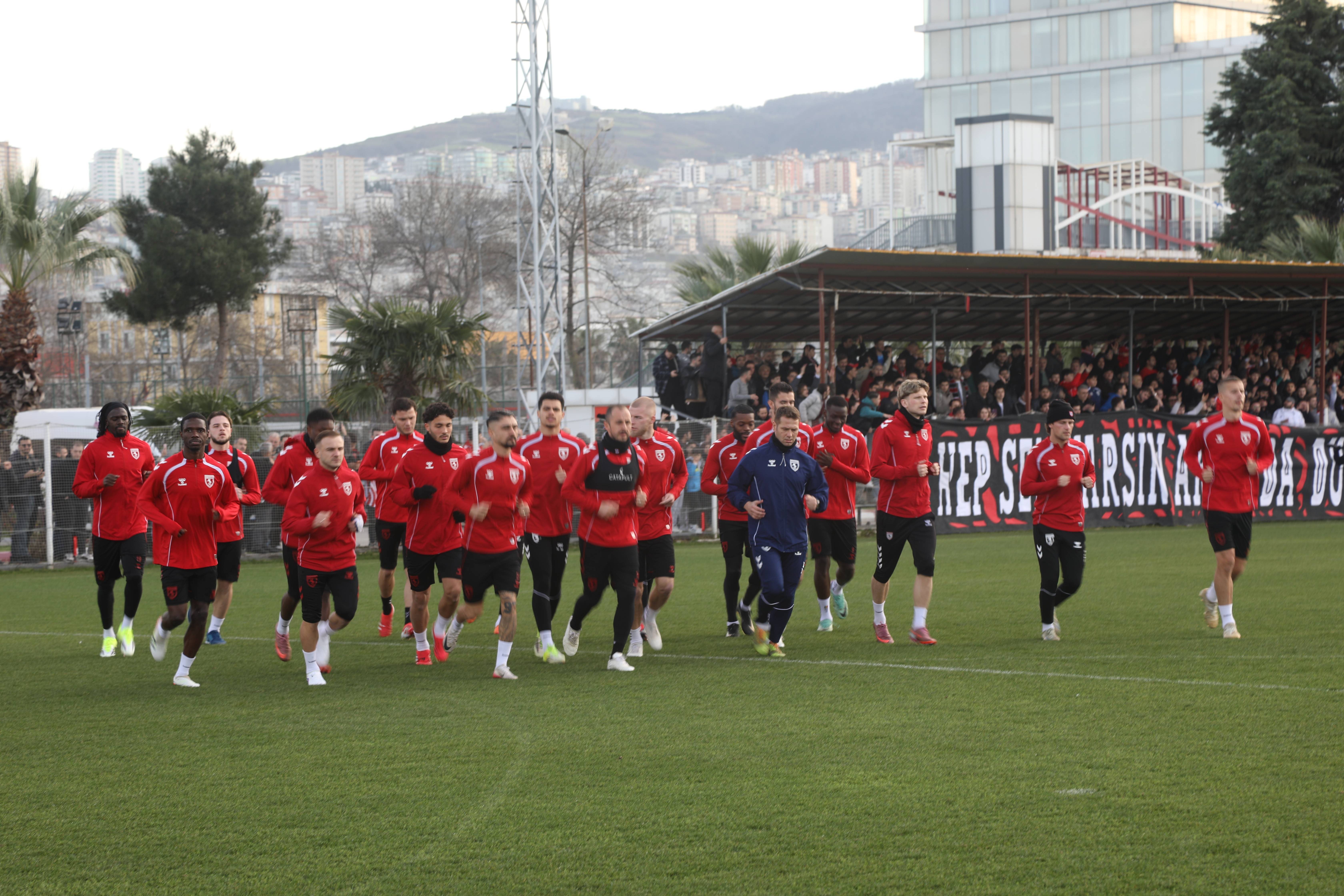 aa-20260205-40469017-40469015-samsunspor-trabzonspor-macinin-hazirliklarini-surdurdu.jpg