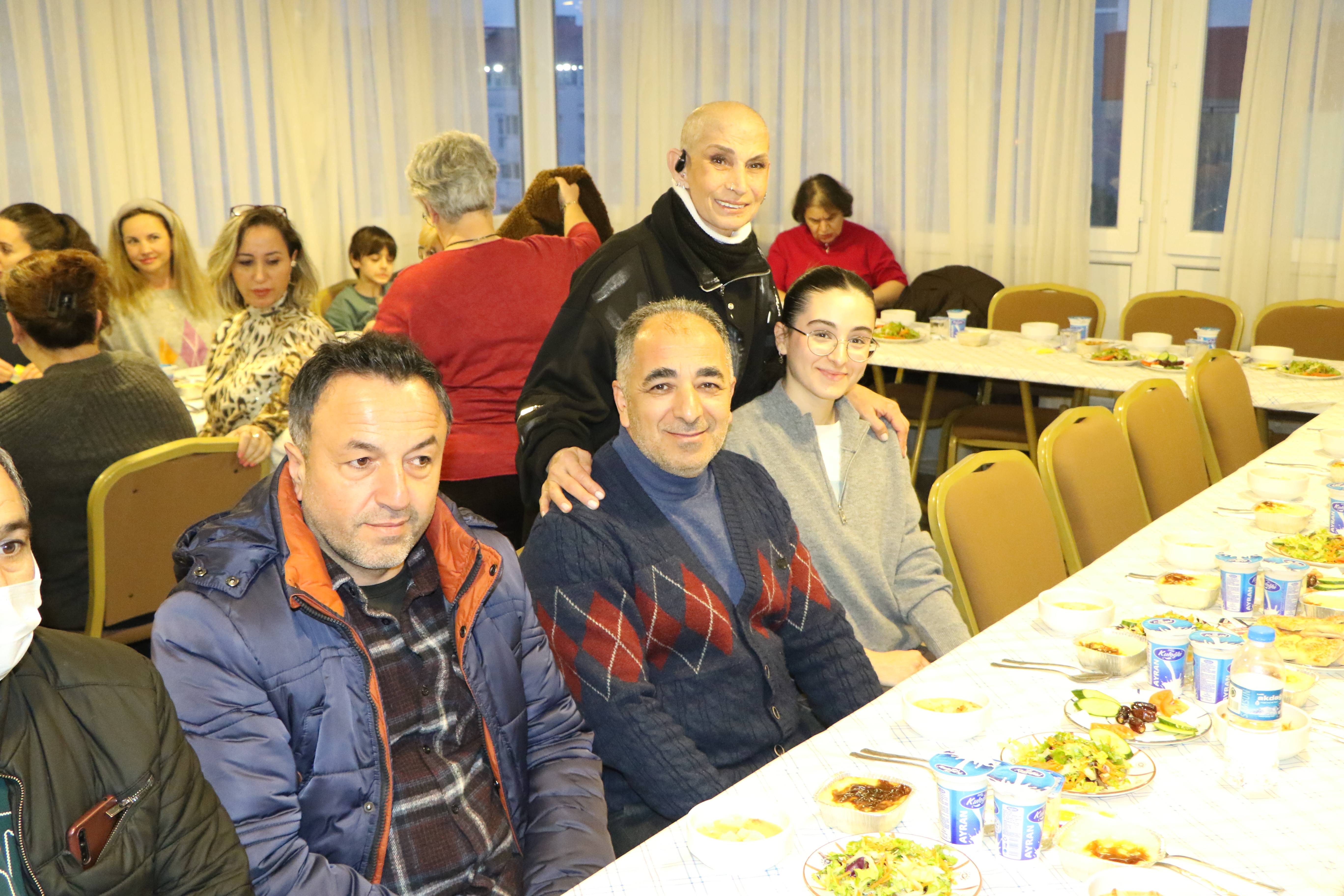 losam-ailesi-iftar-yemeginde-bir-araya-g-1191009-353930.jpg