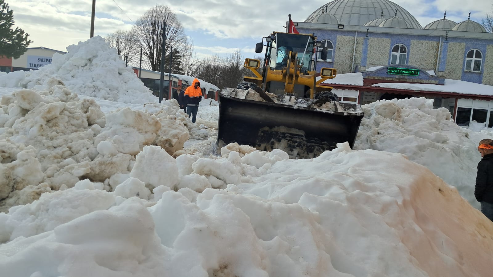 aa-20260315-40828757-40828755-salipazari-ilcesinde-ekiplerin-karla-mucadelesi-suruyor.jpg