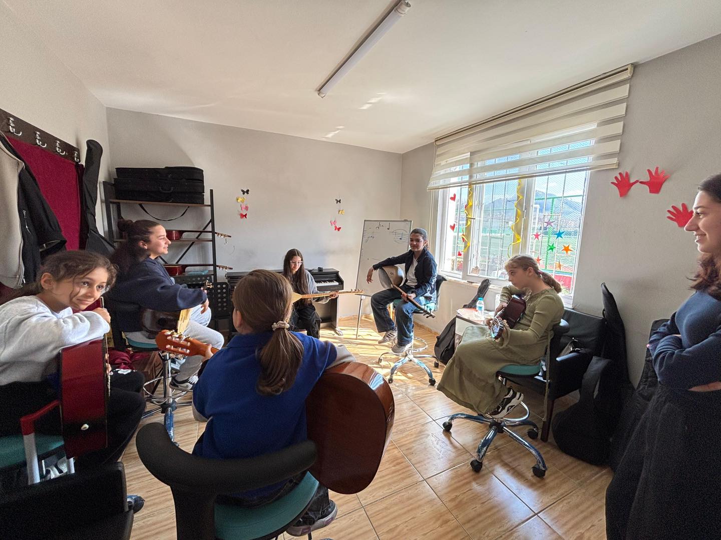 aa-20260328-40950246-40950243-salipazari-genclik-merkezinde-gencler-muzikle-bulusturuluyor.jpg