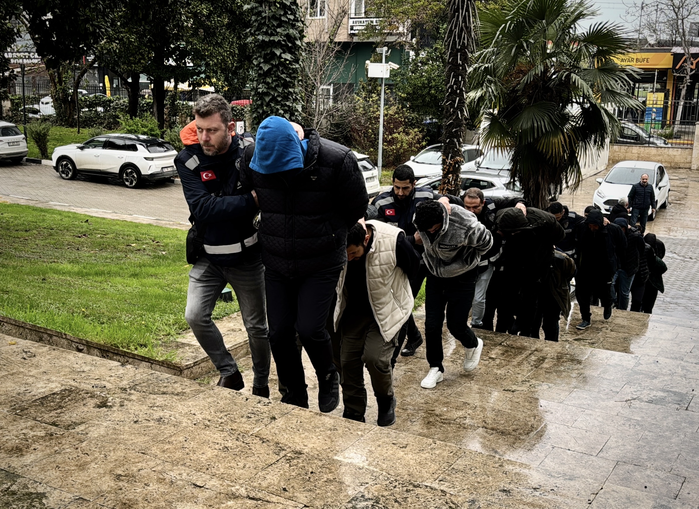 aa-20260403-41000229-41000227-samsun-merkezli-13-ilde-change-arac-operasyonunda-yakalanan-13-zanli-adliyede.jpg