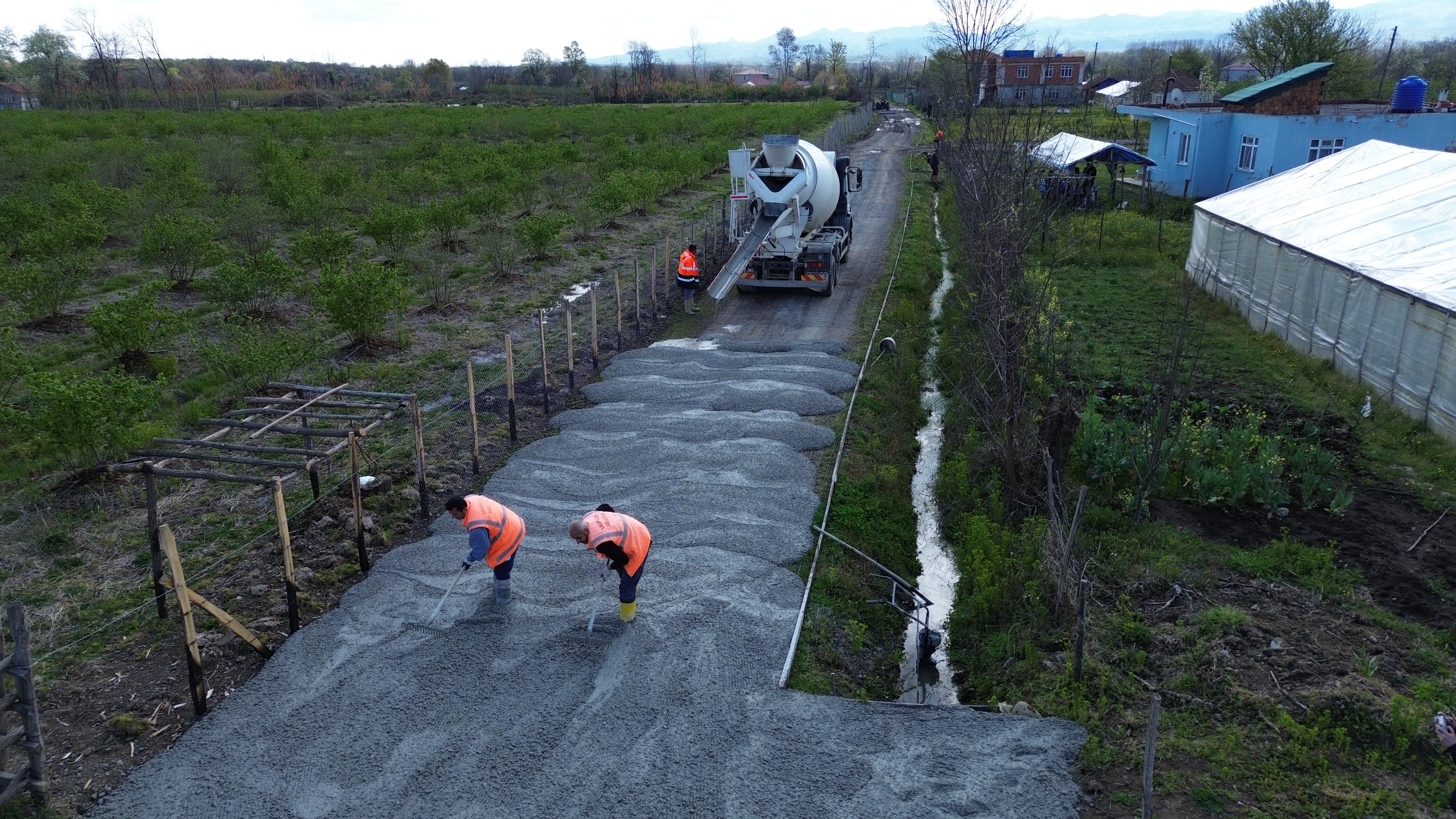 aa-20260413-41095498-41095495-salipazarinda-mahalle-yollari-betonla-yenileniyor.jpg