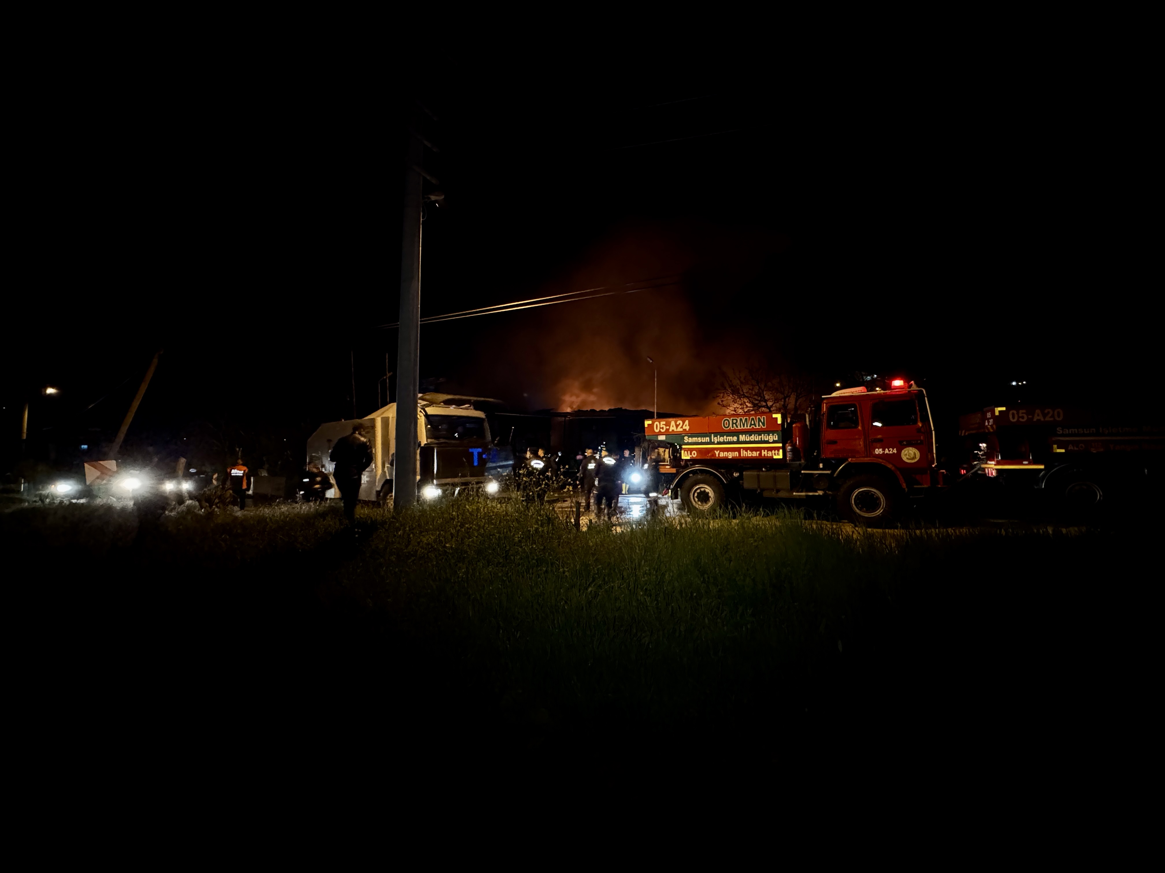 aa-20260421-41172542-41172538-samsunda-bir-depoda-cikan-yangina-mudahale-ediliyor.jpg