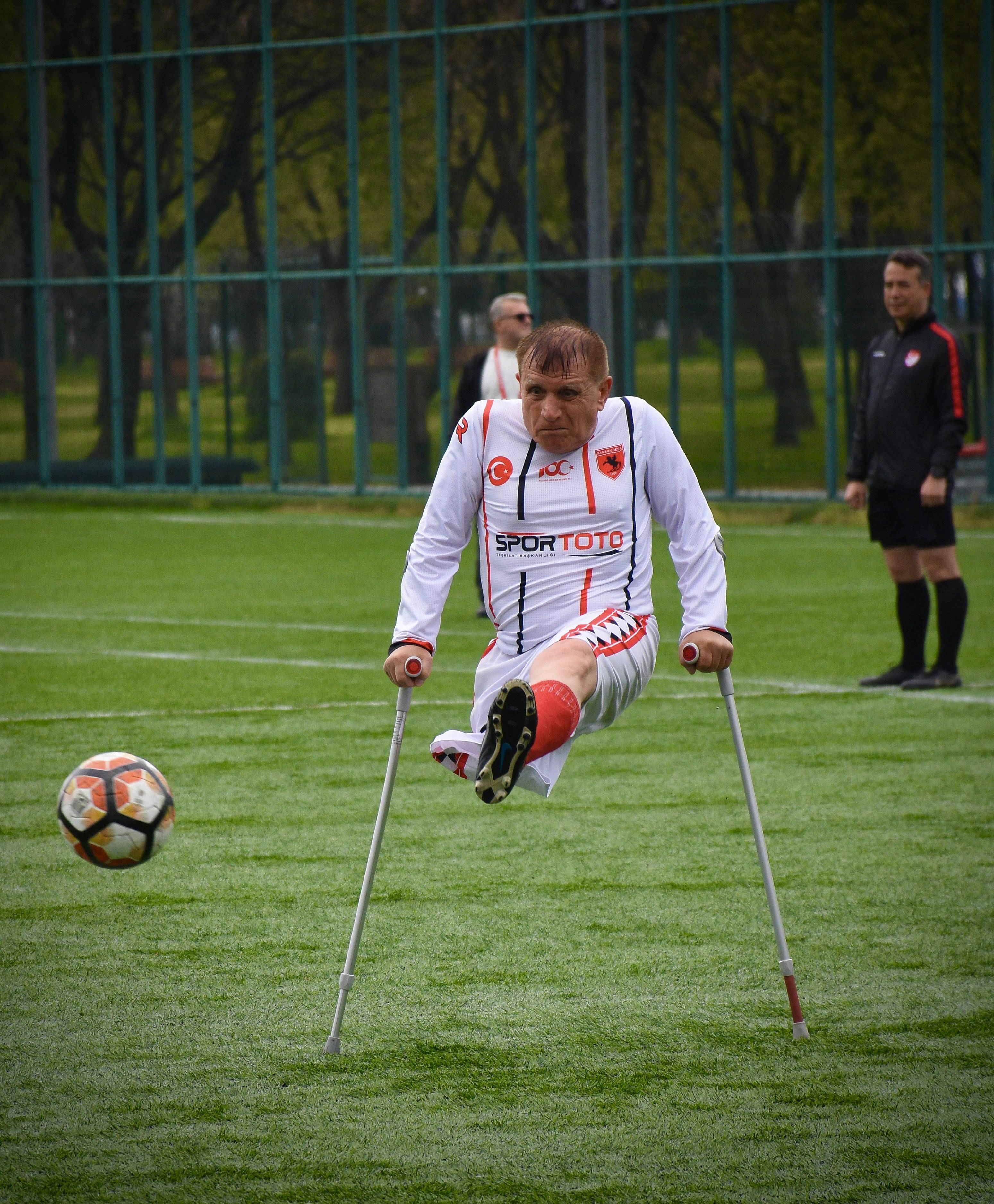 aa-20260427-41223042-41223017-66-yasindaki-ampute-futbolcu-49-yildir-engelli-bireylere-ornek-oluyor.jpg