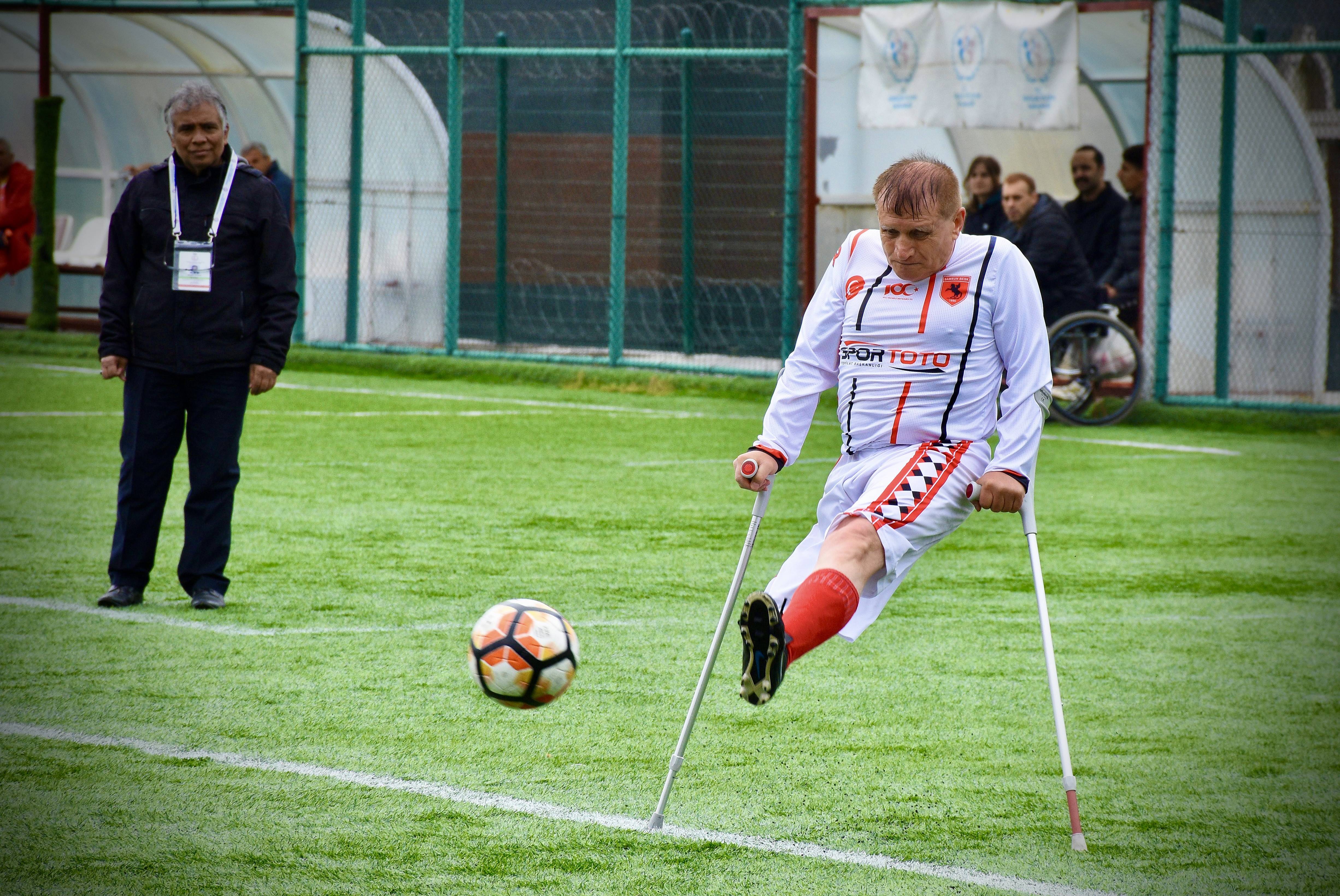 aa-20260427-41223042-41223020-66-yasindaki-ampute-futbolcu-49-yildir-engelli-bireylere-ornek-oluyor.jpg