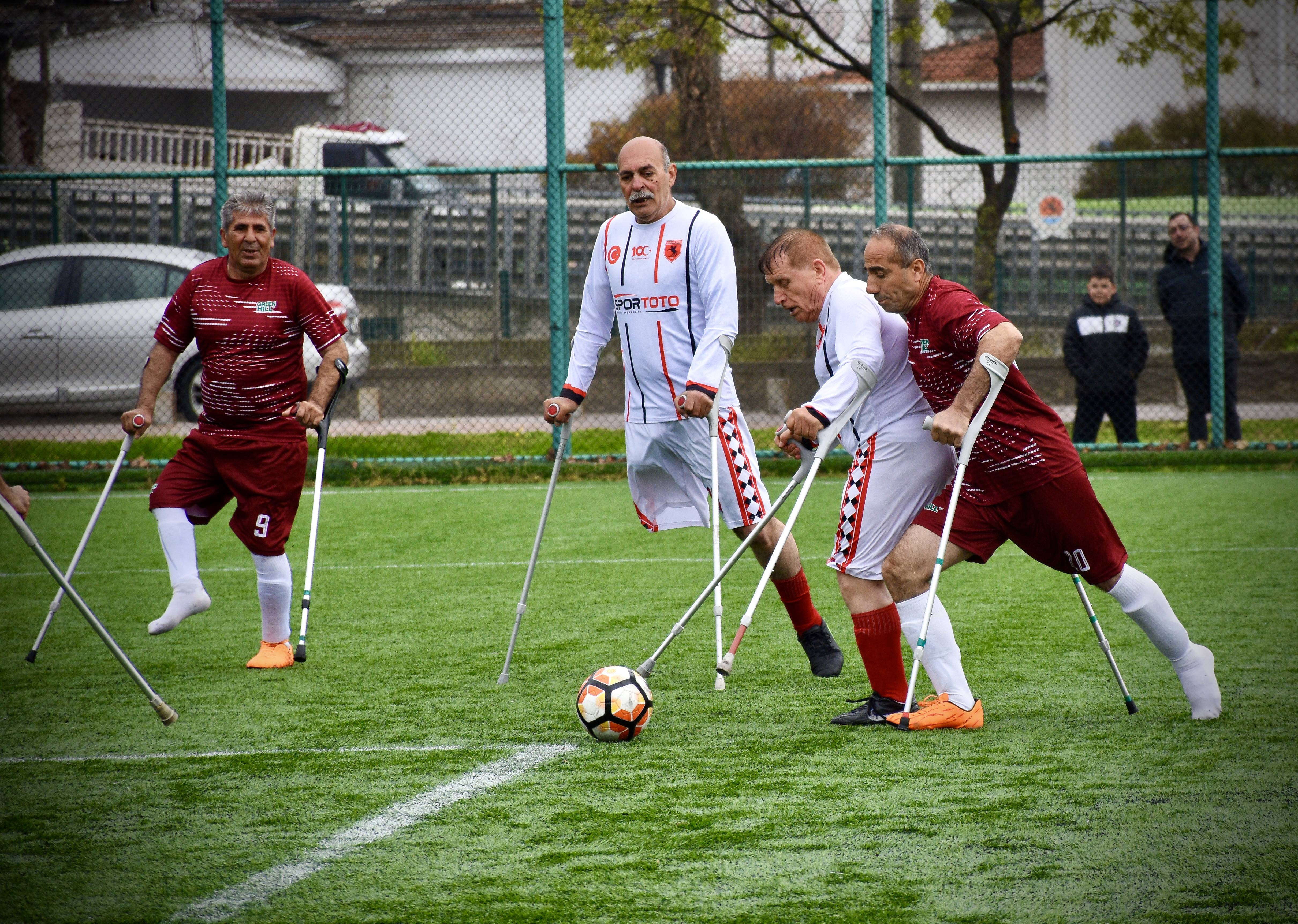 aa-20260427-41223042-41223021-66-yasindaki-ampute-futbolcu-49-yildir-engelli-bireylere-ornek-oluyor.jpg