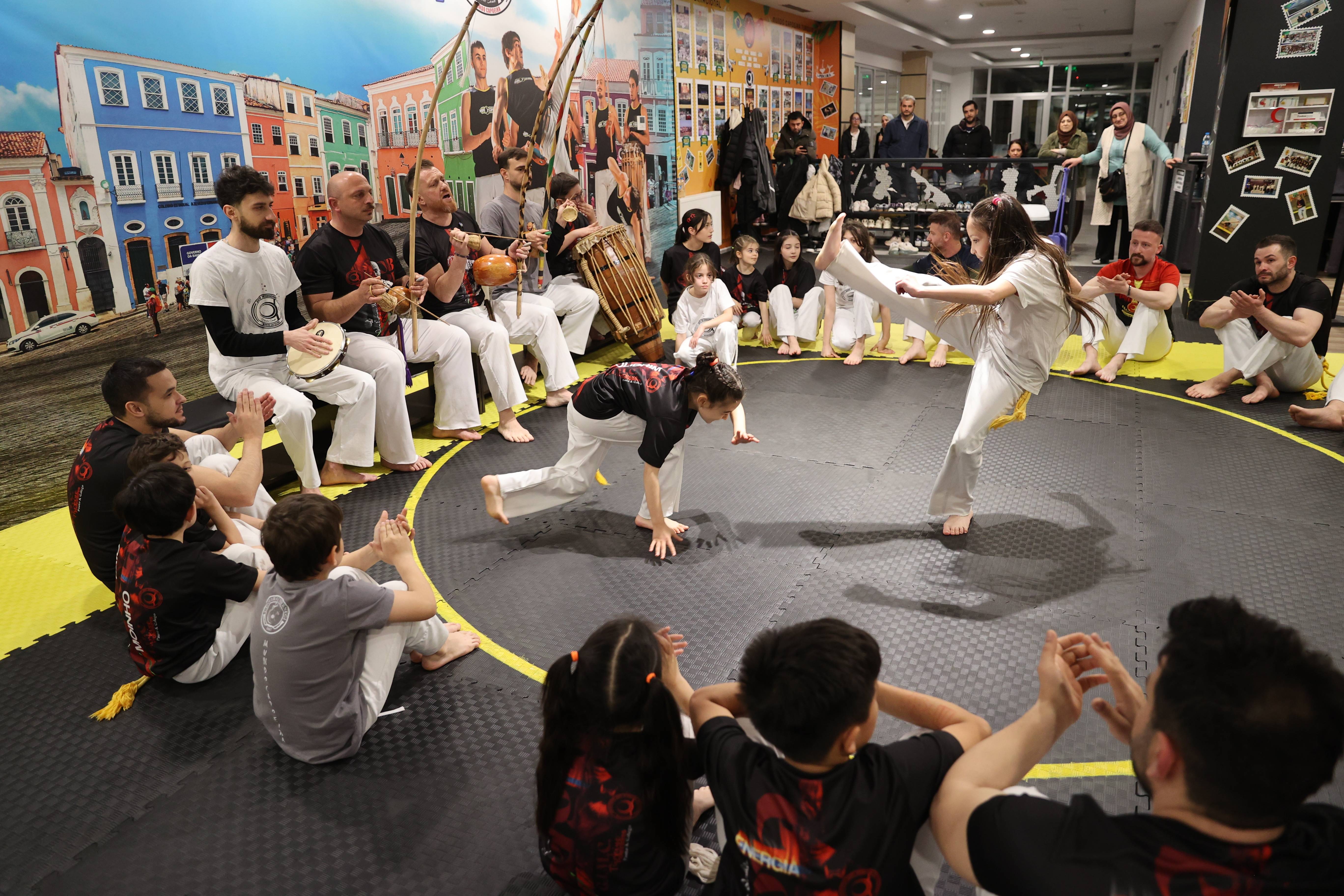 aa-20260430-41249527-41249518-izledigi-filmden-etkilenerek-ustasi-oldugu-capoeirada-yuzlerce-sporcu-yetistirdi.jpg