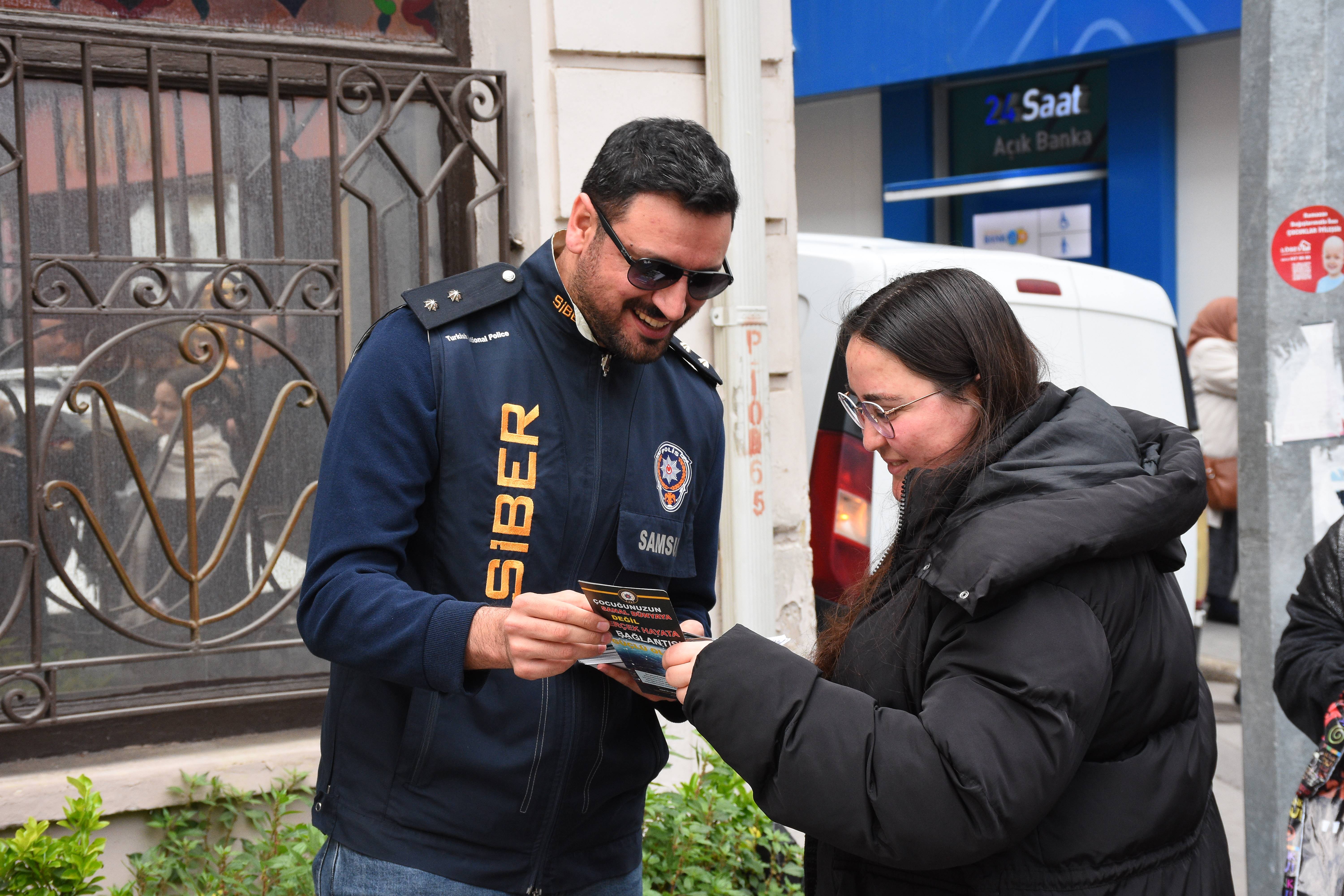 aa-20260505-41296133-41296129-samsun-polisi-dolandiricilik-olaylarina-karsi-vatandaslari-bilgilendirdi.jpg