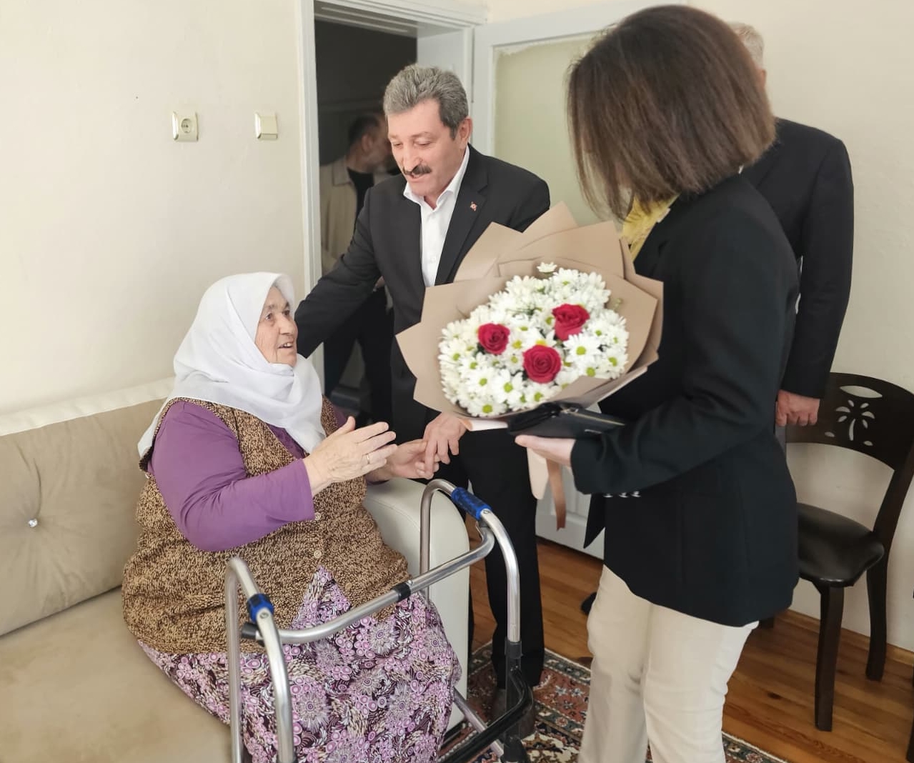 aa-20260510-41343352-41343351-samsun-valisi-tavli-sehit-ailesini-ziyaret-etti.jpg