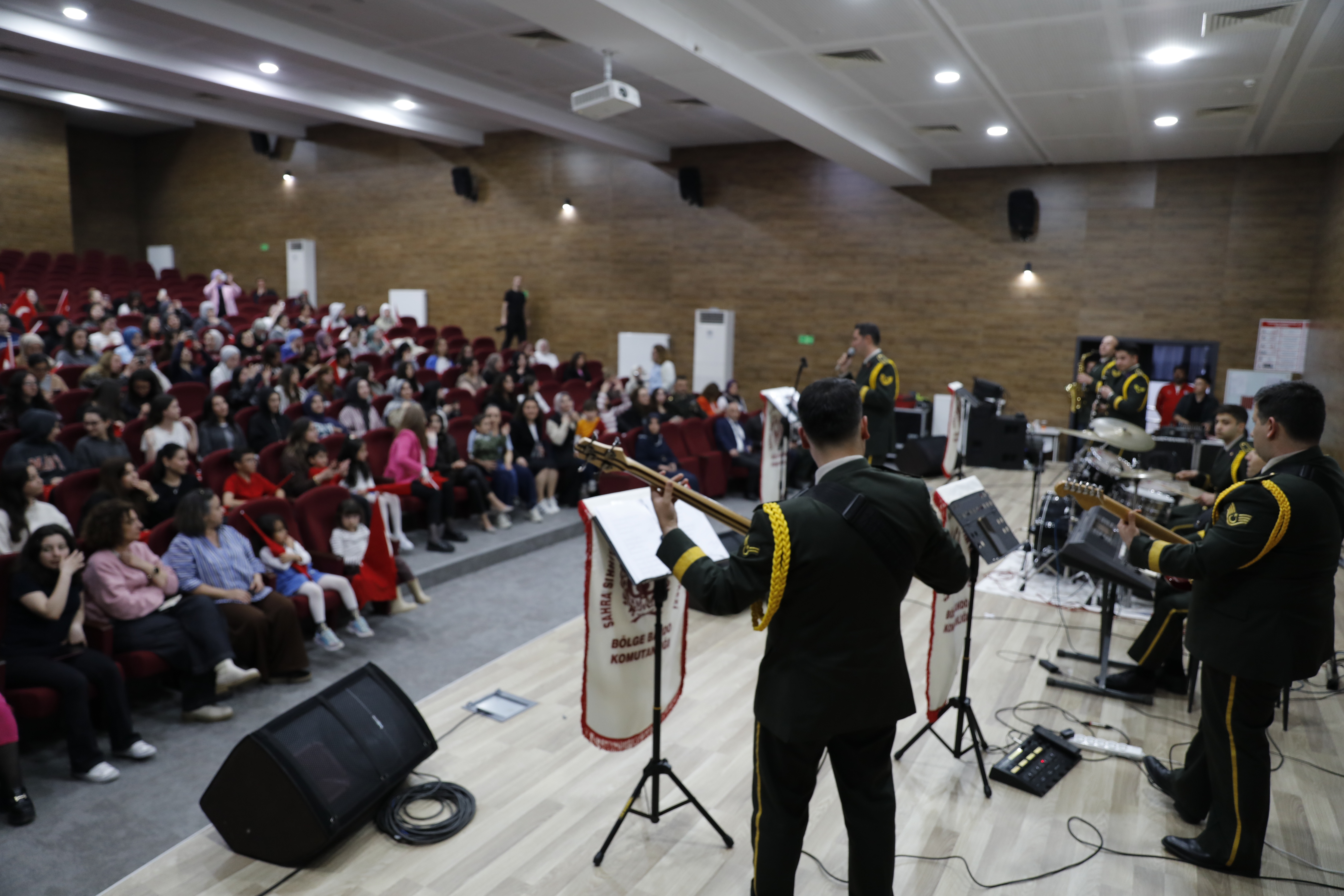 aa-20260511-41352171-41352167-samsunda-yurtta-kalan-kiz-ogrencilere-askeri-bando-konser-verdi.jpg