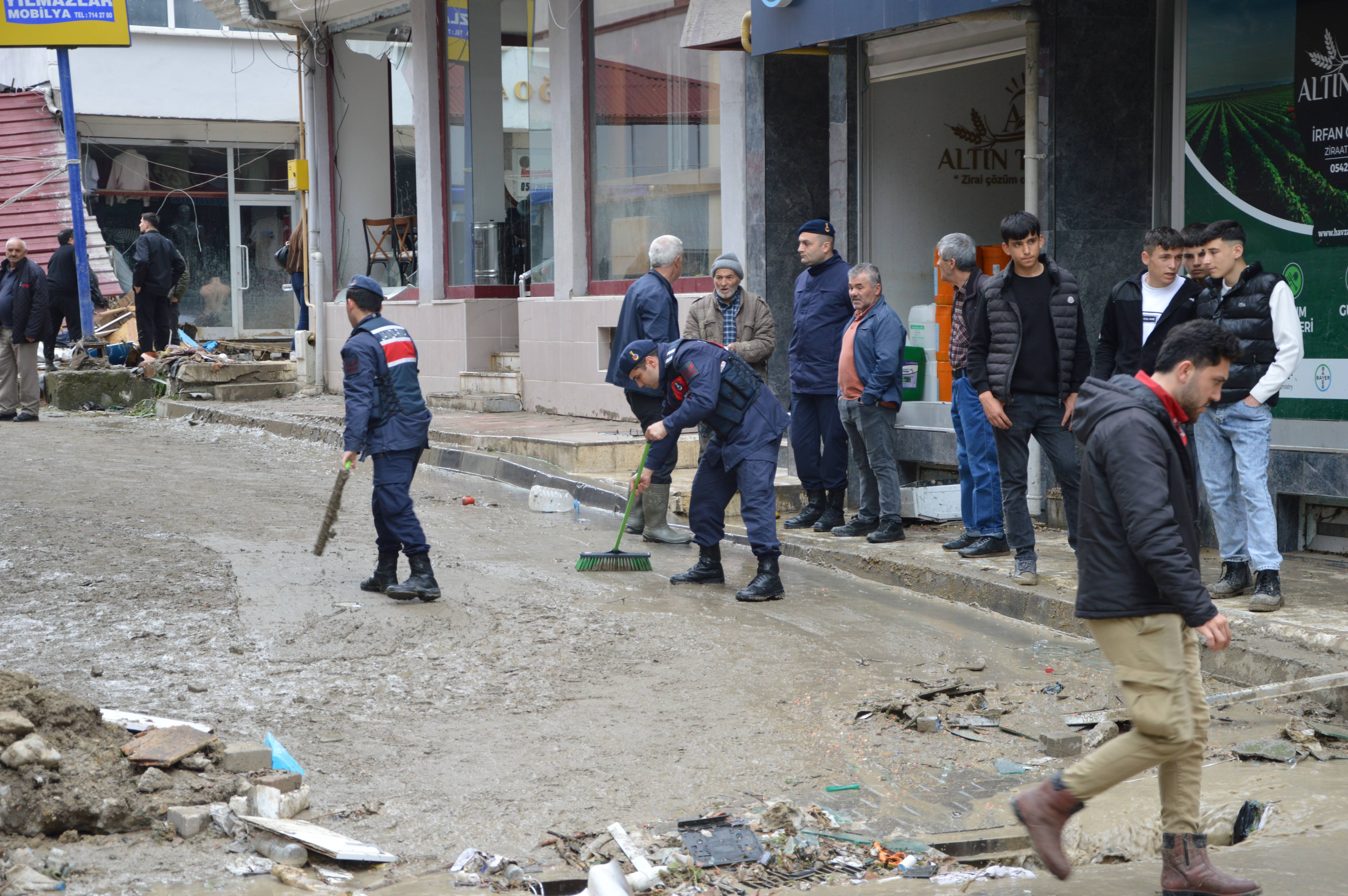 aa-20260513-41366114-41366109-jandarma-selden-etkilenen-havzada-yaralari-sarmak-icin-gorev-yapiyor.jpg