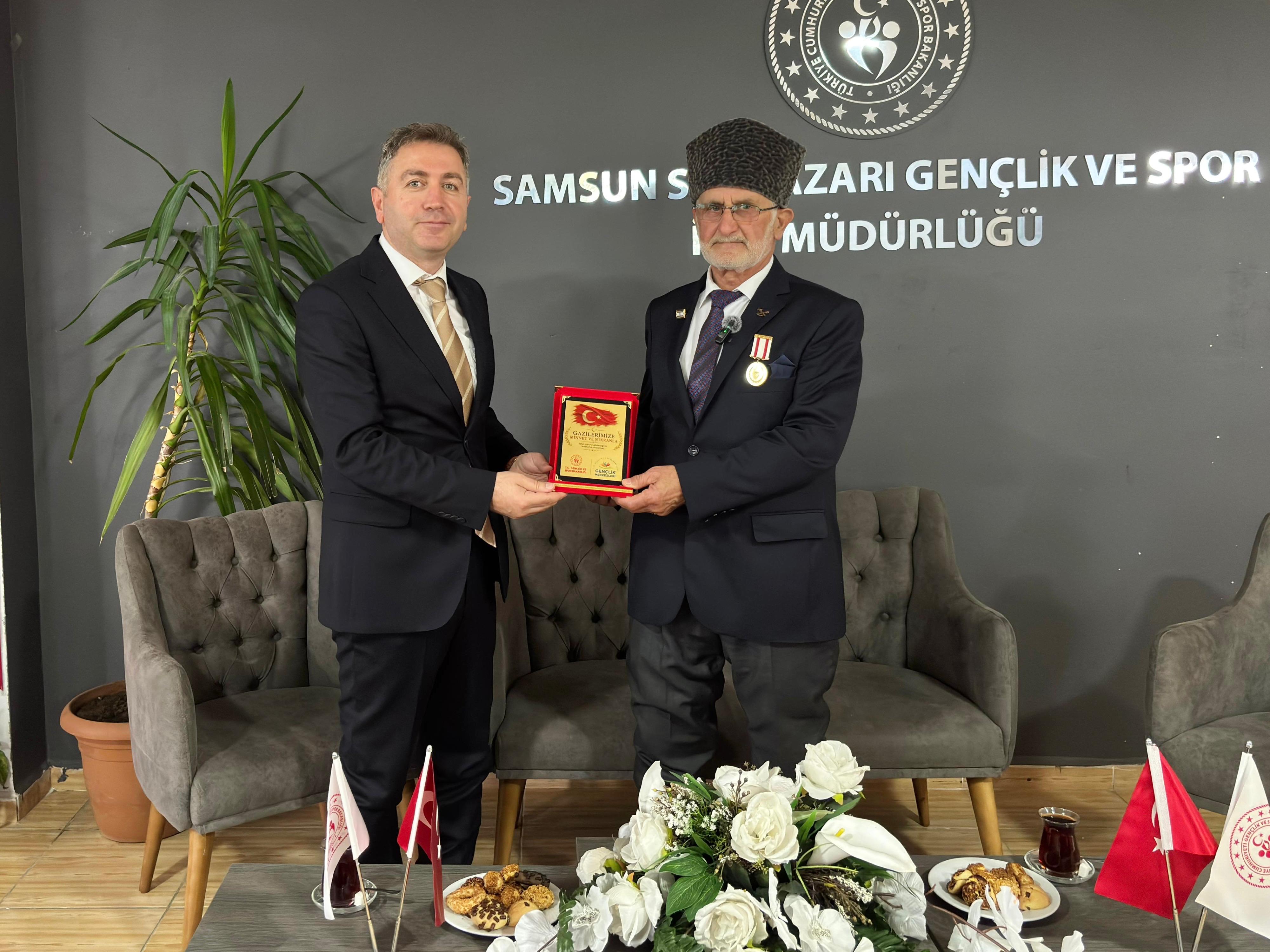 aa-20260516-41398412-41398410-salipazarinda-gencler-kibris-gazisi-varol-ile-bir-araya-geldi.jpg