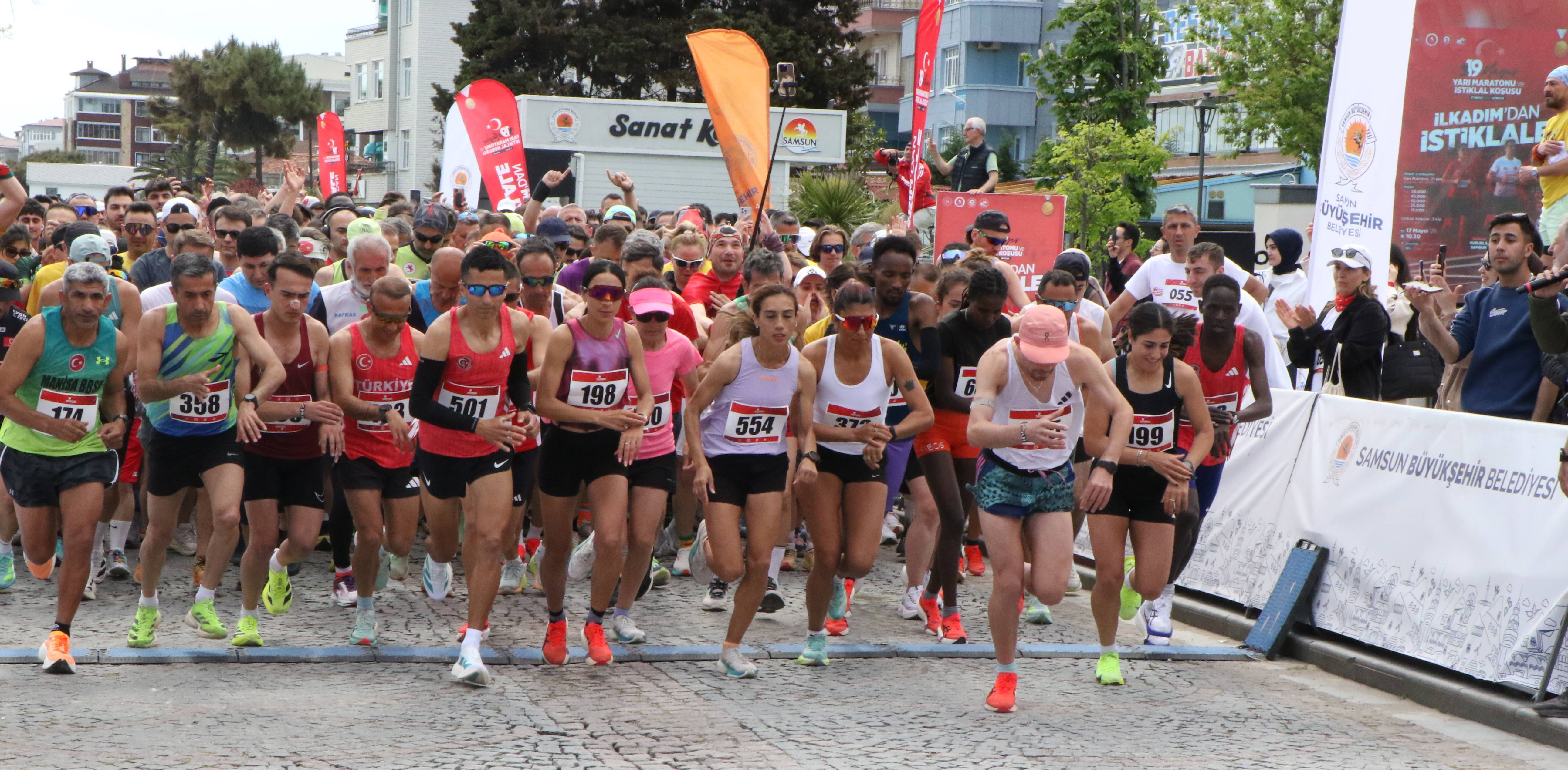 samsunda-19-mayis-yari-maratonu-kosuldu-1315901-391064.jpg