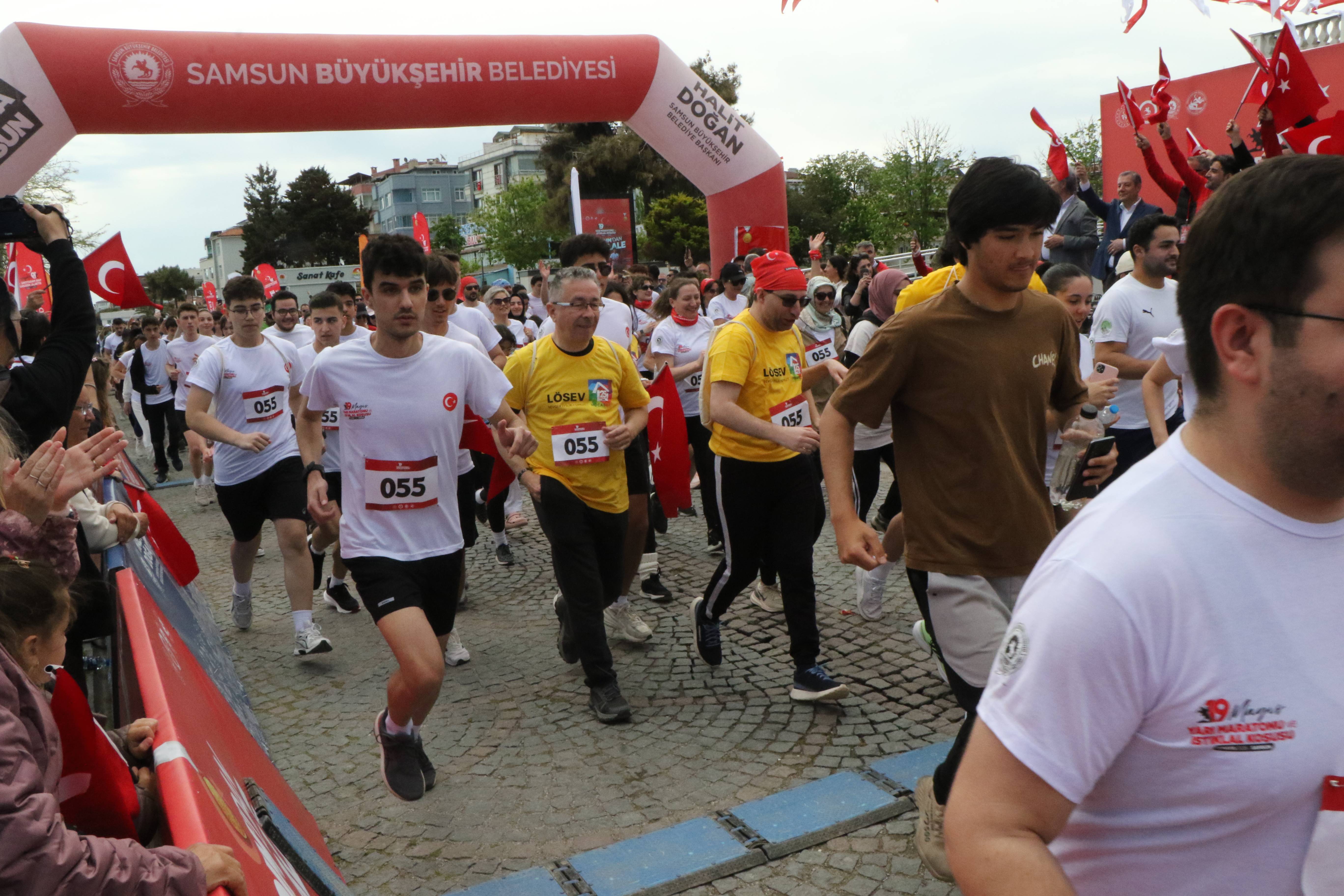 samsunda-19-mayis-yari-maratonu-kosuldu-1315904-391064.jpg