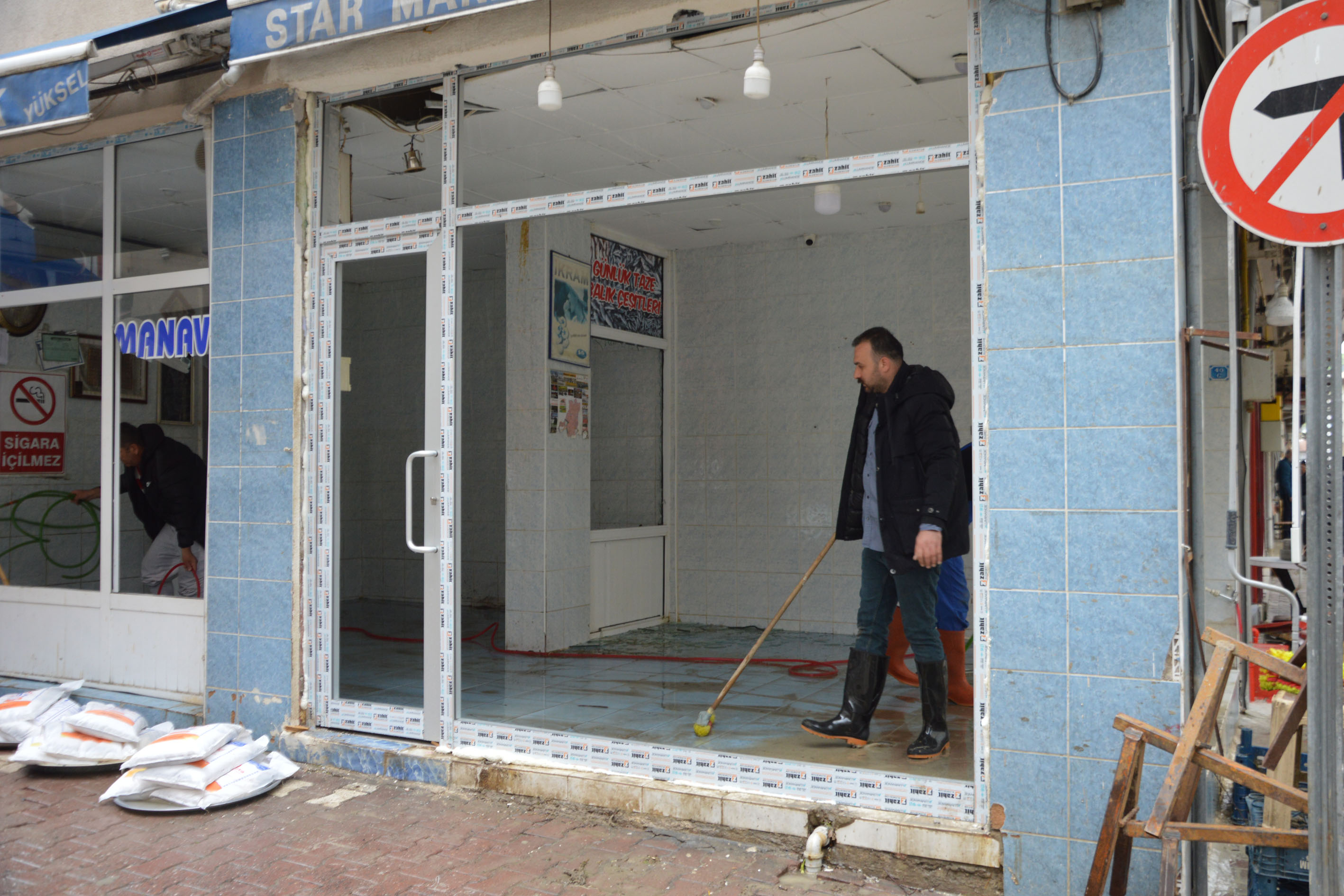aa-20260519-41427835-41427833-havzada-selde-zarar-goren-esnafin-kapi-ve-cercevelerinin-ucreti-afad-tarafindan-karsilaniyor.jpg