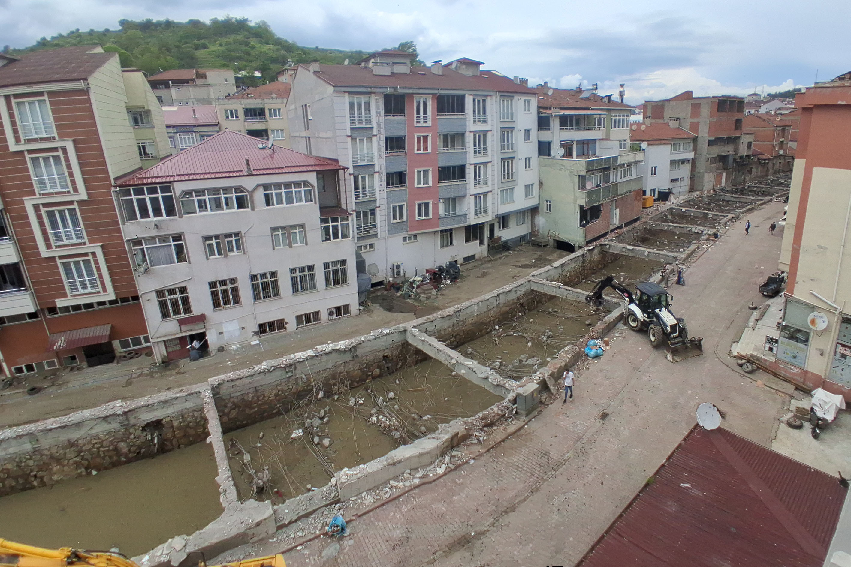 aa-20260523-41477681-41477680-samsunun-havza-ilcesinde-dere-uzerinde-bulunan-is-yerlerinin-yikimi-bir-bina-haricinde-tamamlandi.jpg
