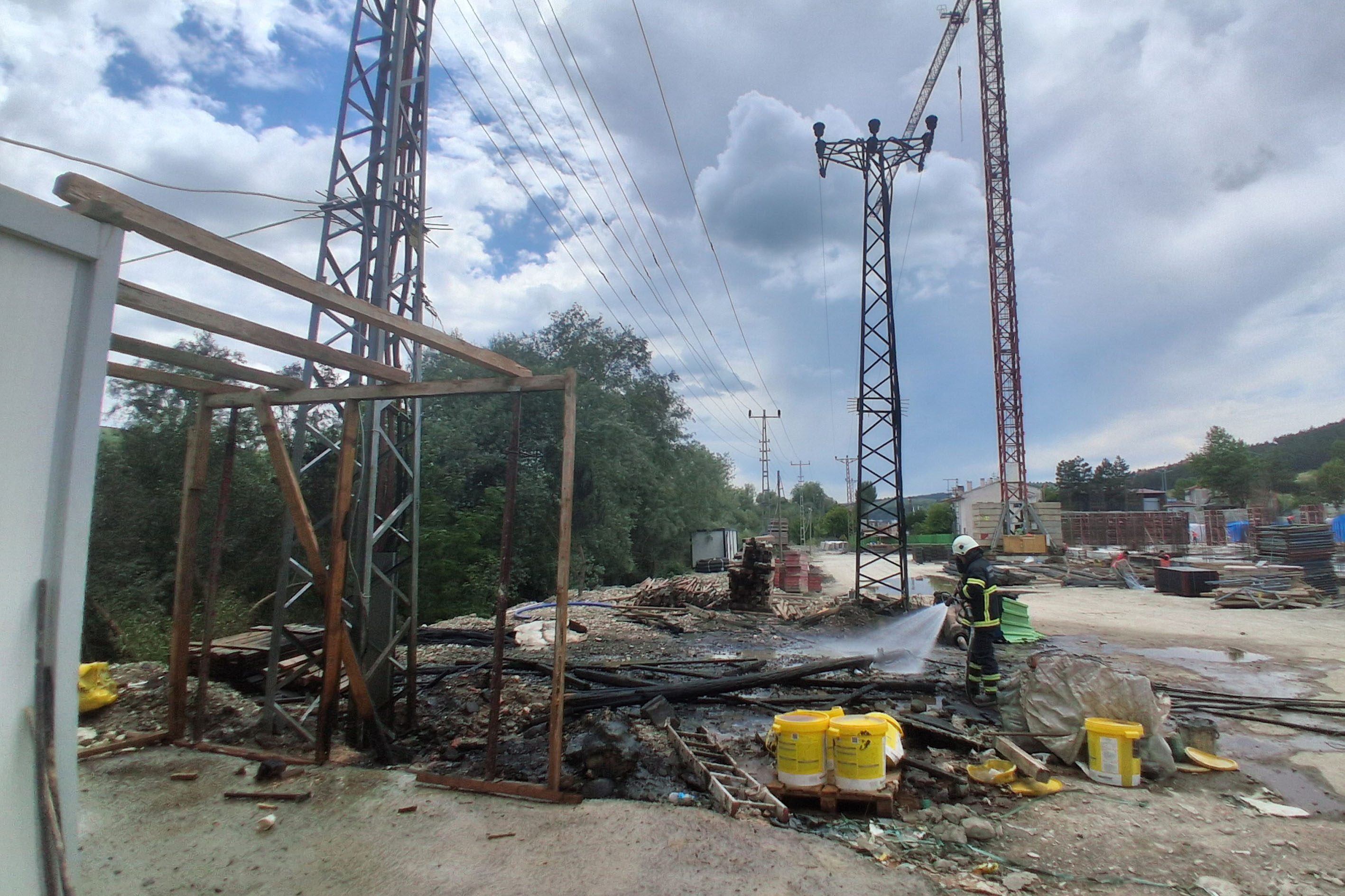 aa-20260610-41631308-41631305-samsunda-insaat-alaninda-cikan-yanginda-hasar-olustu.jpg