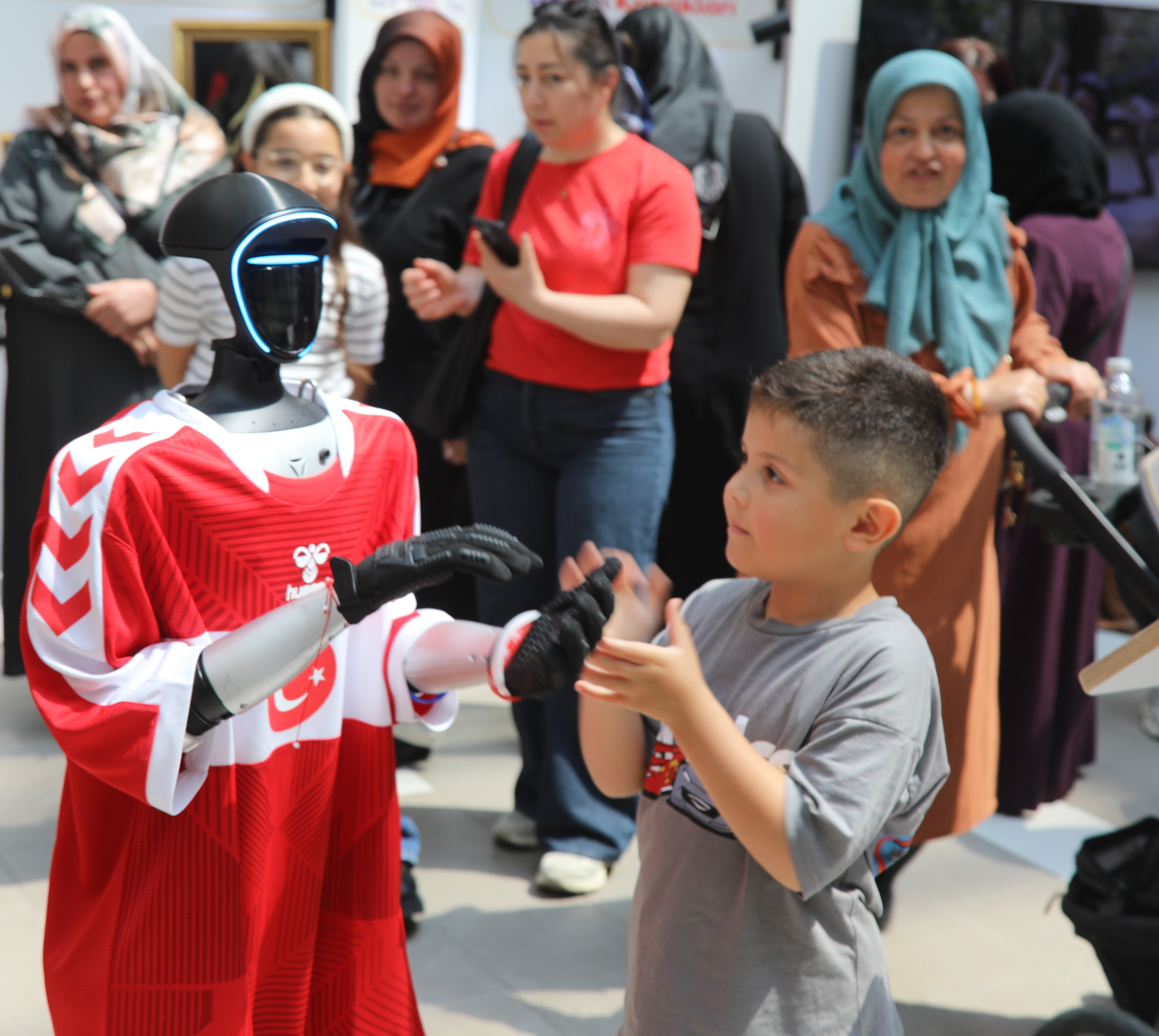 aa-20260612-41651960-41651955-a-milli-futbol-takiminin-formasini-giyen-robot-canikman-kadinlarin-uretimine-destek-oldu.jpg