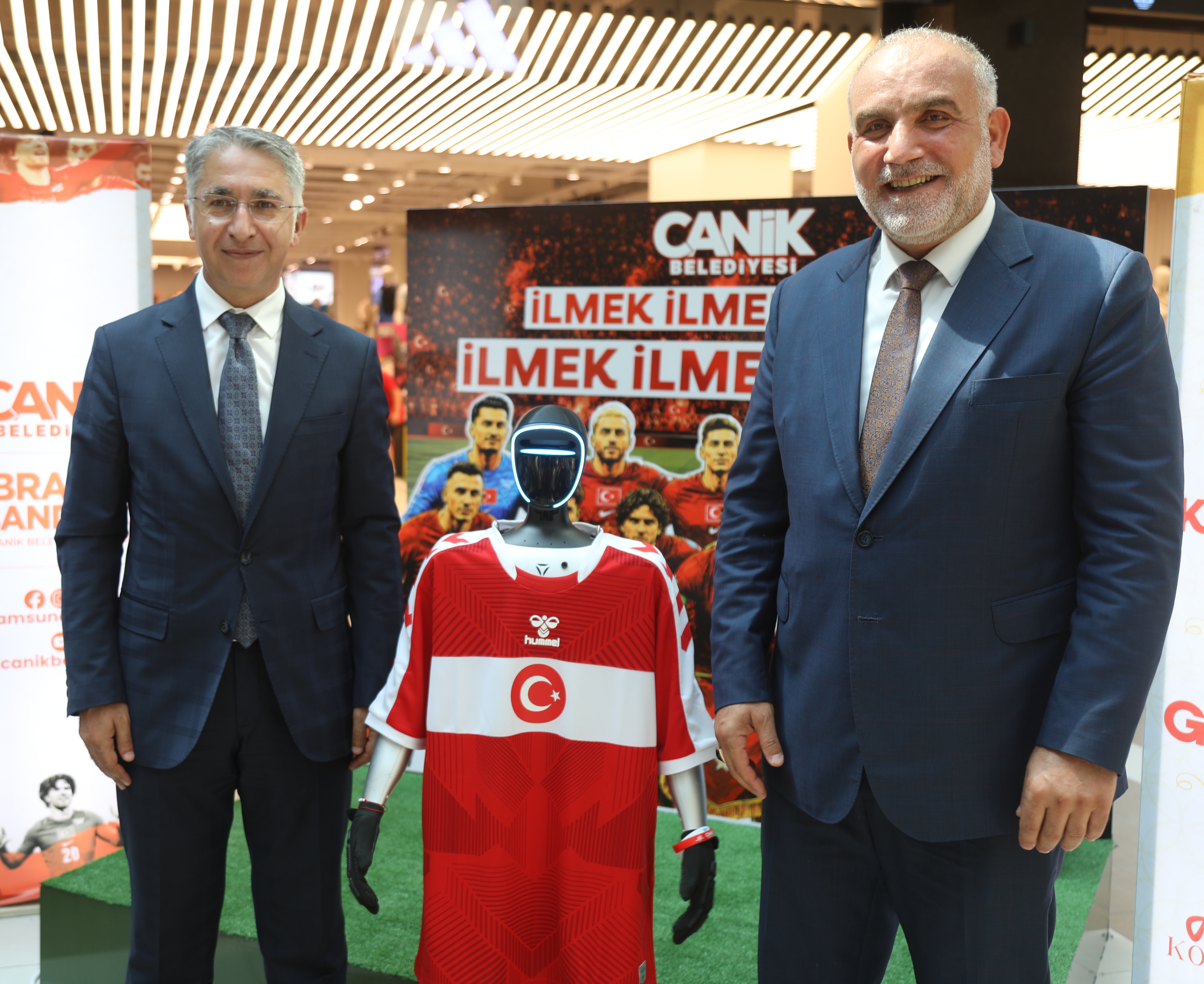 aa-20260612-41651960-41651958-a-milli-futbol-takiminin-formasini-giyen-robot-canikman-kadinlarin-uretimine-destek-oldu.jpg