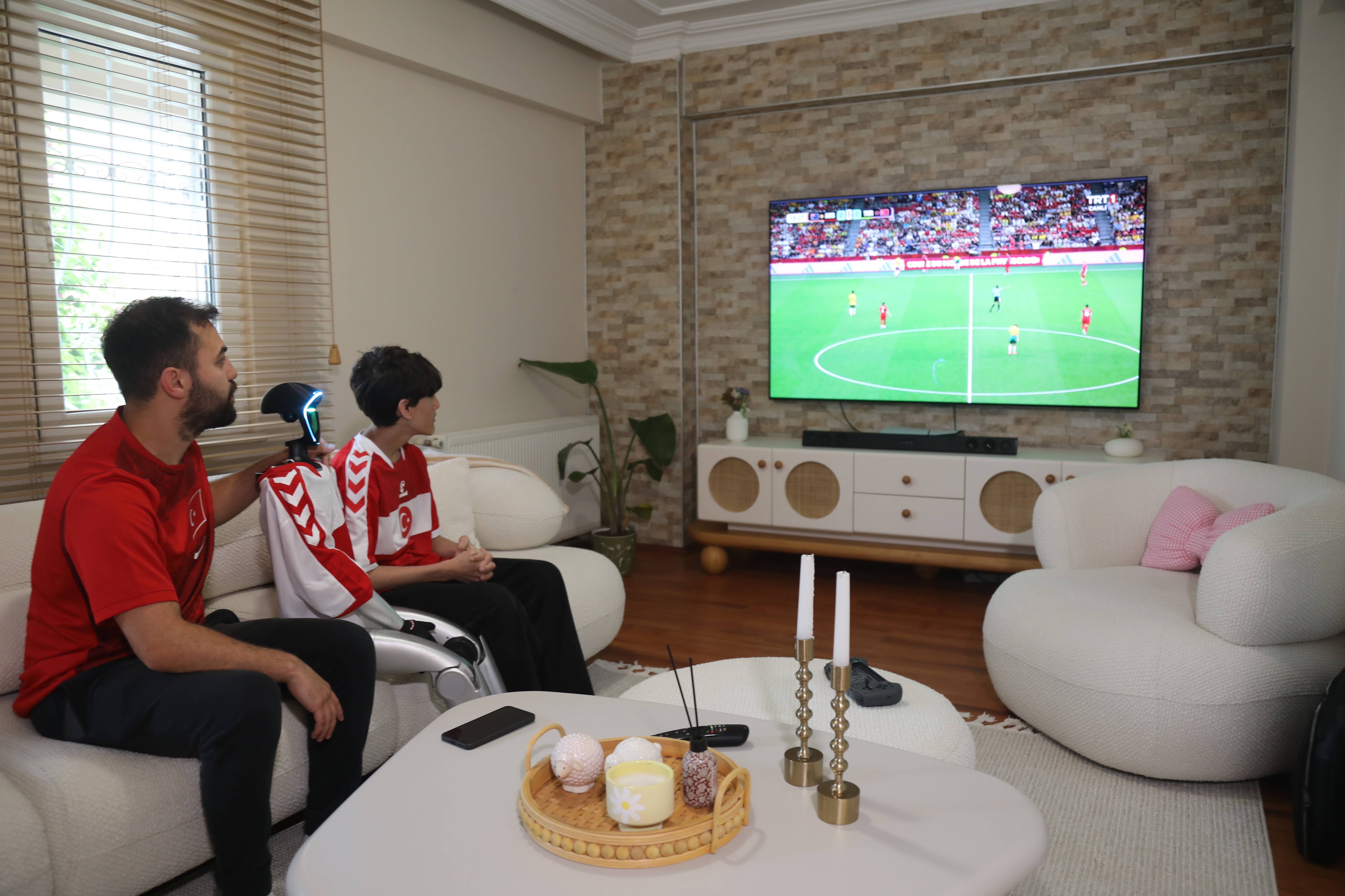 aa-20260614-41667594-41667586-a-milli-futbol-takiminin-karsilasmasini-robot-canikman-ile-izlediler.jpg