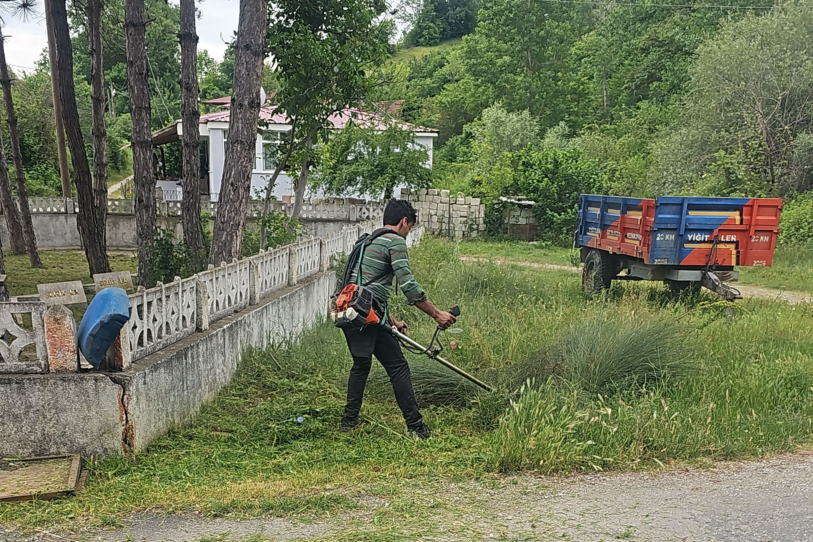 aa-20260615-41679336-41679335-koprubasi-sehitliginde-temizlik-calismasi-yapildi.jpg