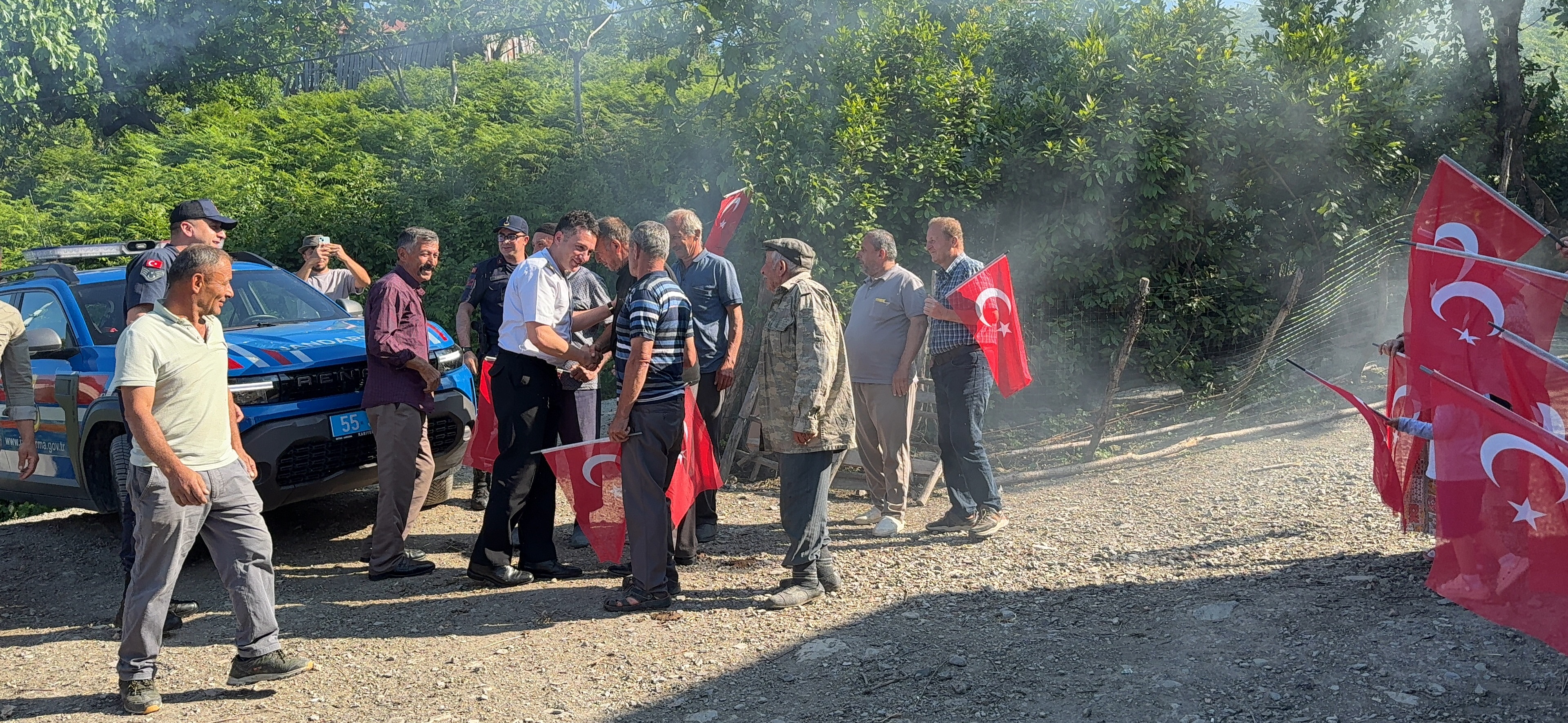 aa-20260615-41682018-41682012-samsunda-vatandaslardan-jandarmaya-surpriz-kutlama.jpg