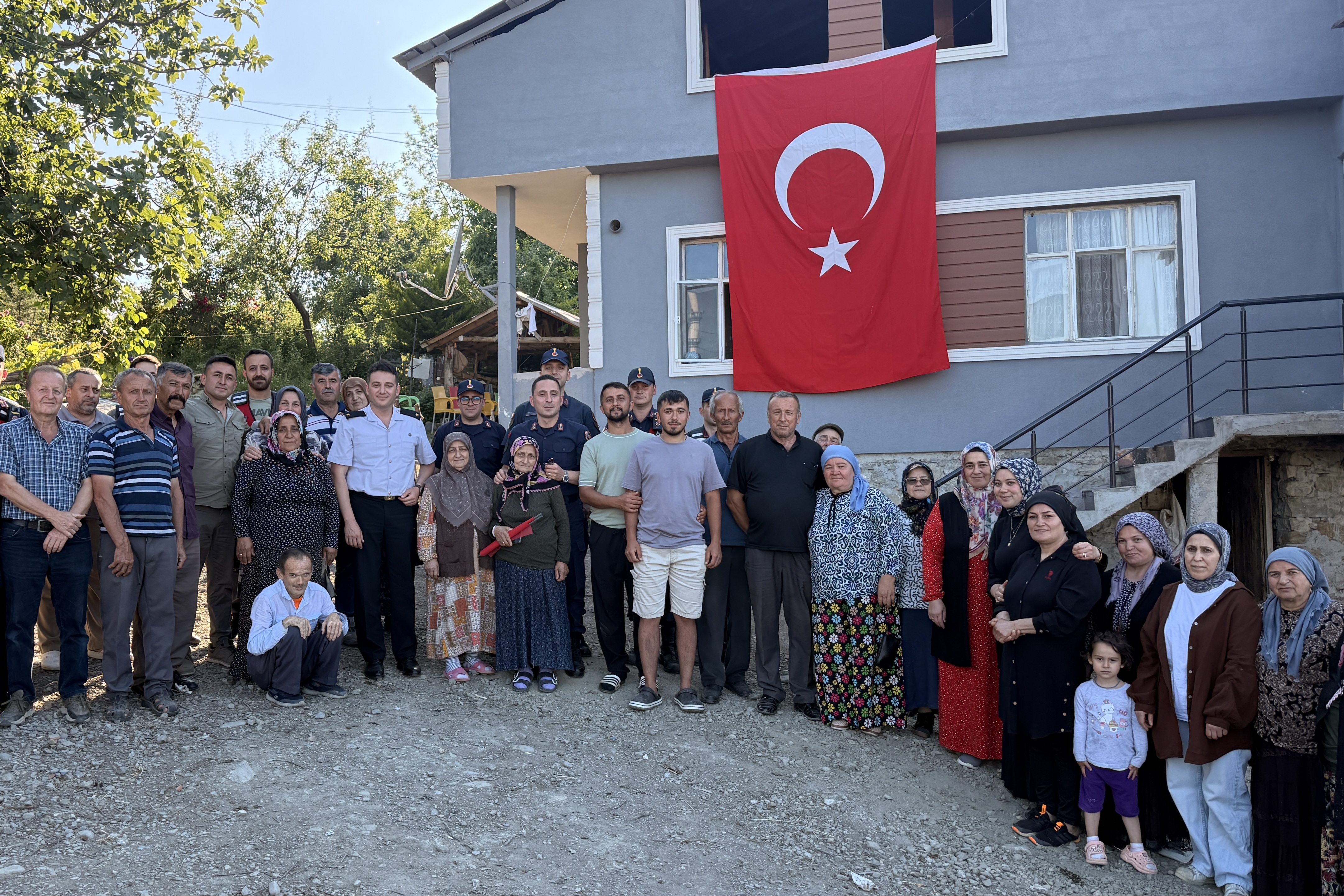 aa-20260615-41682018-41682017-samsunda-vatandaslardan-jandarmaya-surpriz-kutlama.jpg
