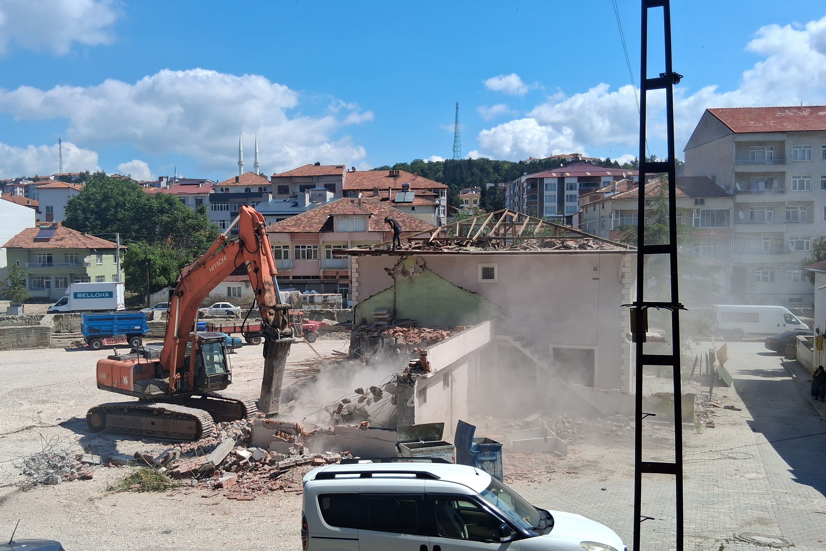 aa-20260622-41747979-41747977-selde-zarar-goren-havza-ilce-tarim-ve-orman-mudurlugu-binasi-yikildi.jpg