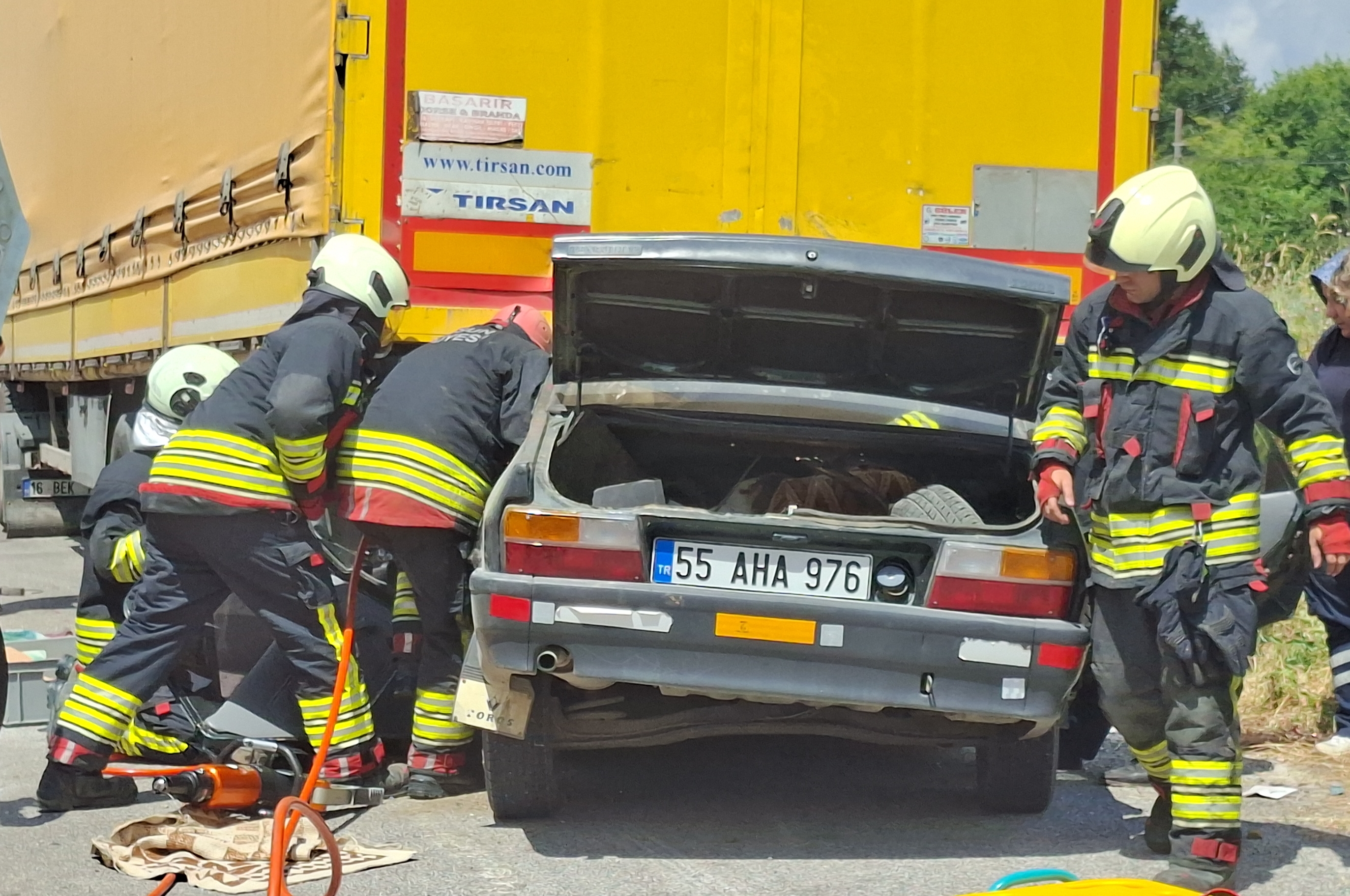 aa-20260630-41829837-41829836-samsunda-park-halindeki-tirin-dorsesine-carpan-otomobildeki-kari-koca-oldu.jpg