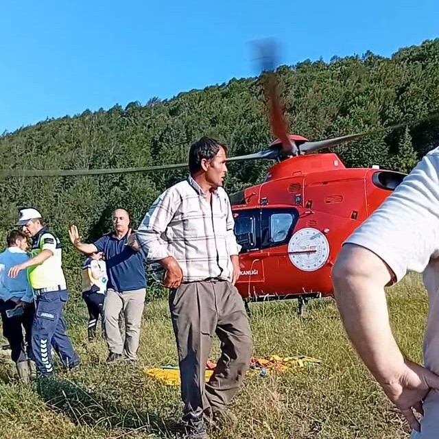 traktor-devrildi-yarali-muhtar-ambulans-1388428-412334.jpg