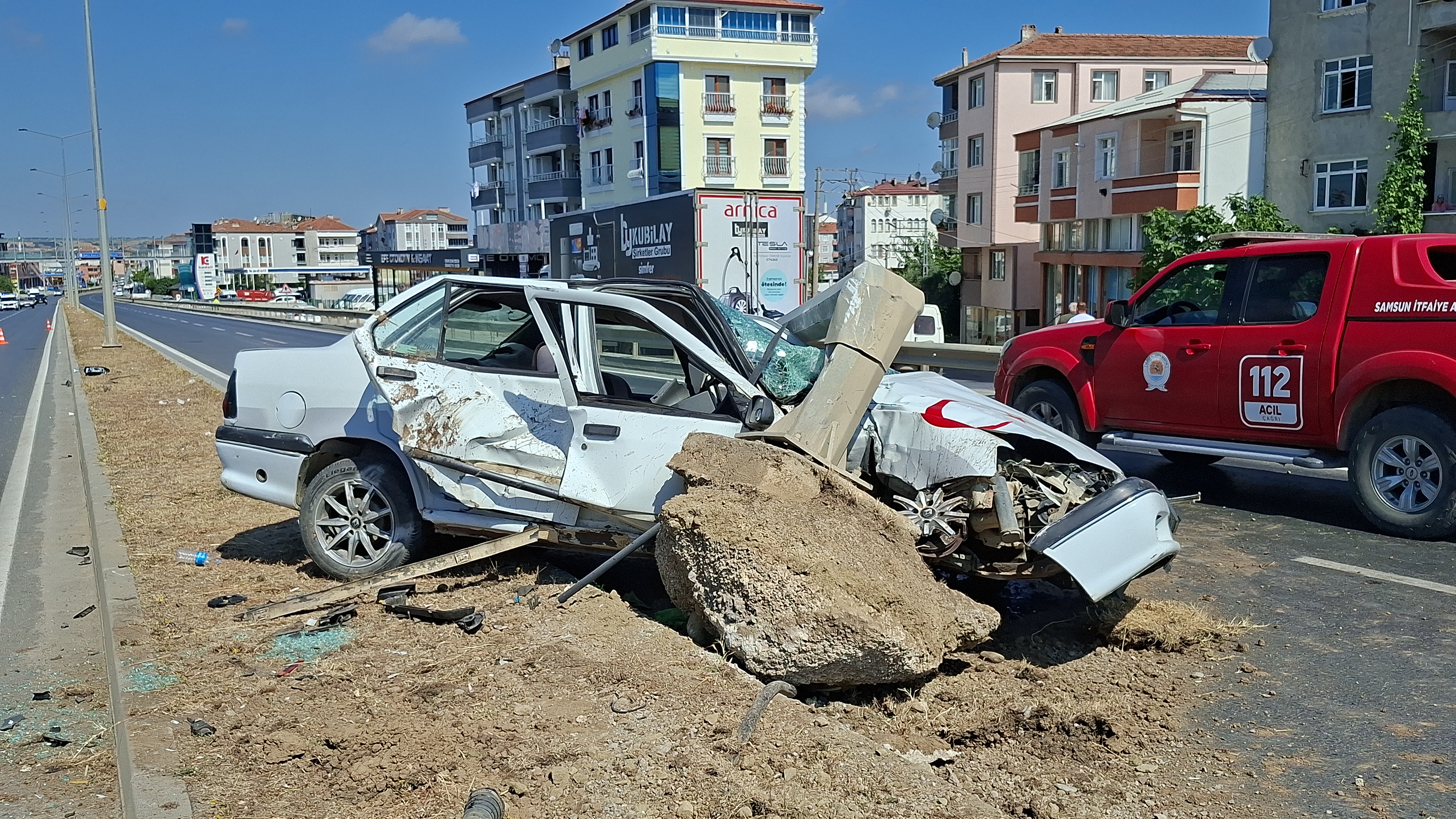aa-20260709-41931535-41931532-samsunda-aydinlatma-diregine-carpan-otomobilin-surucusu-yaralandi.jpg
