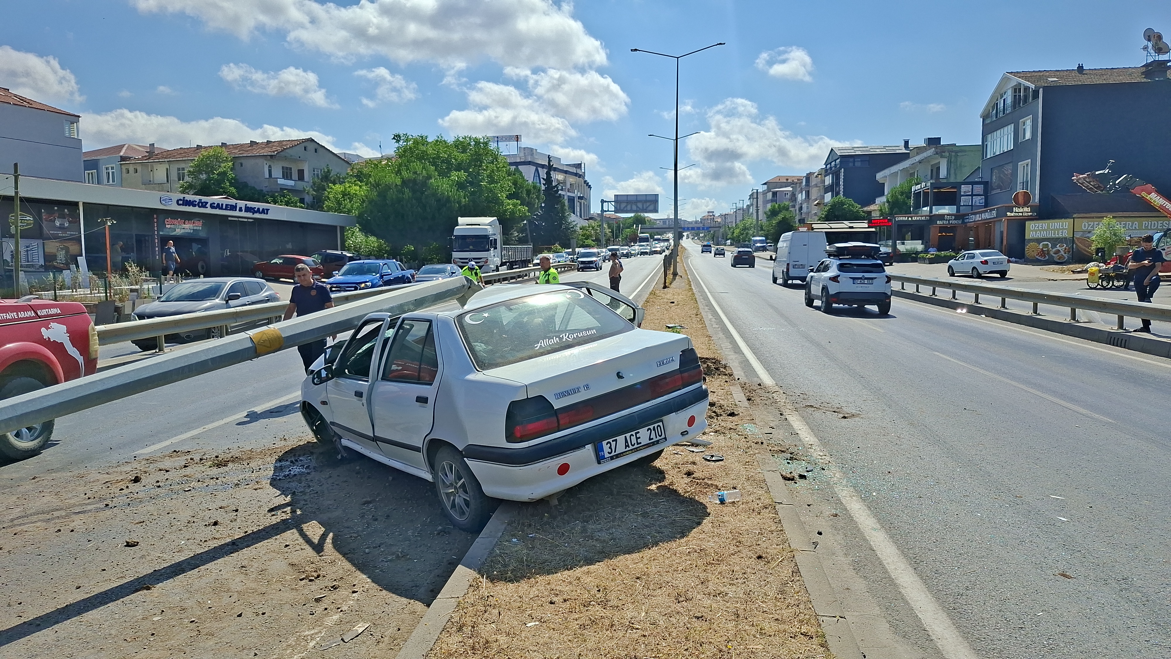 aa-20260709-41931535-41931534-samsunda-aydinlatma-diregine-carpan-otomobilin-surucusu-yaralandi.jpg