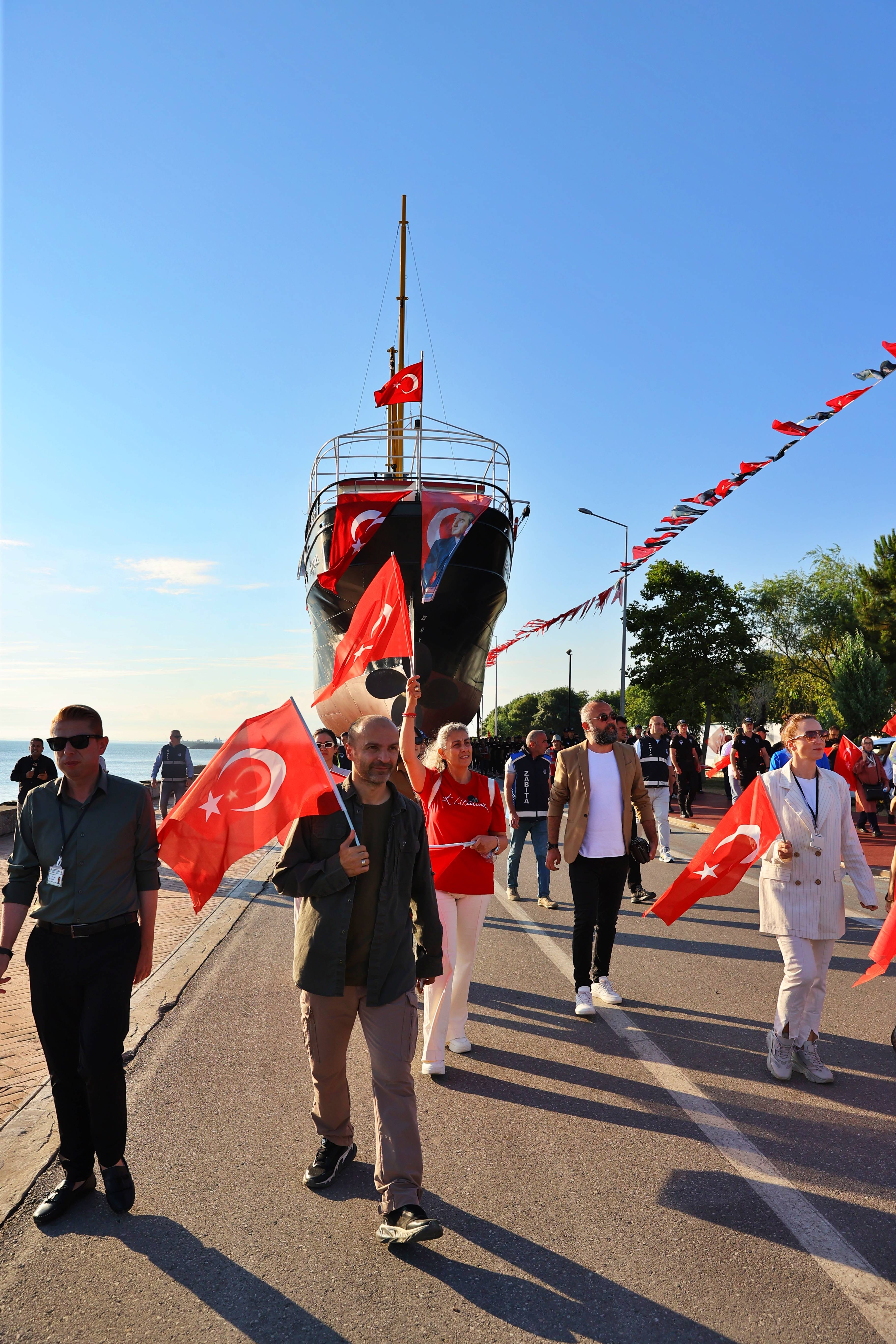 aa-20260712-41956323-41956316-bandirma-gemi-muzesi-karadan-yurutulerek-istiklal-meydanina-tasindi.jpg