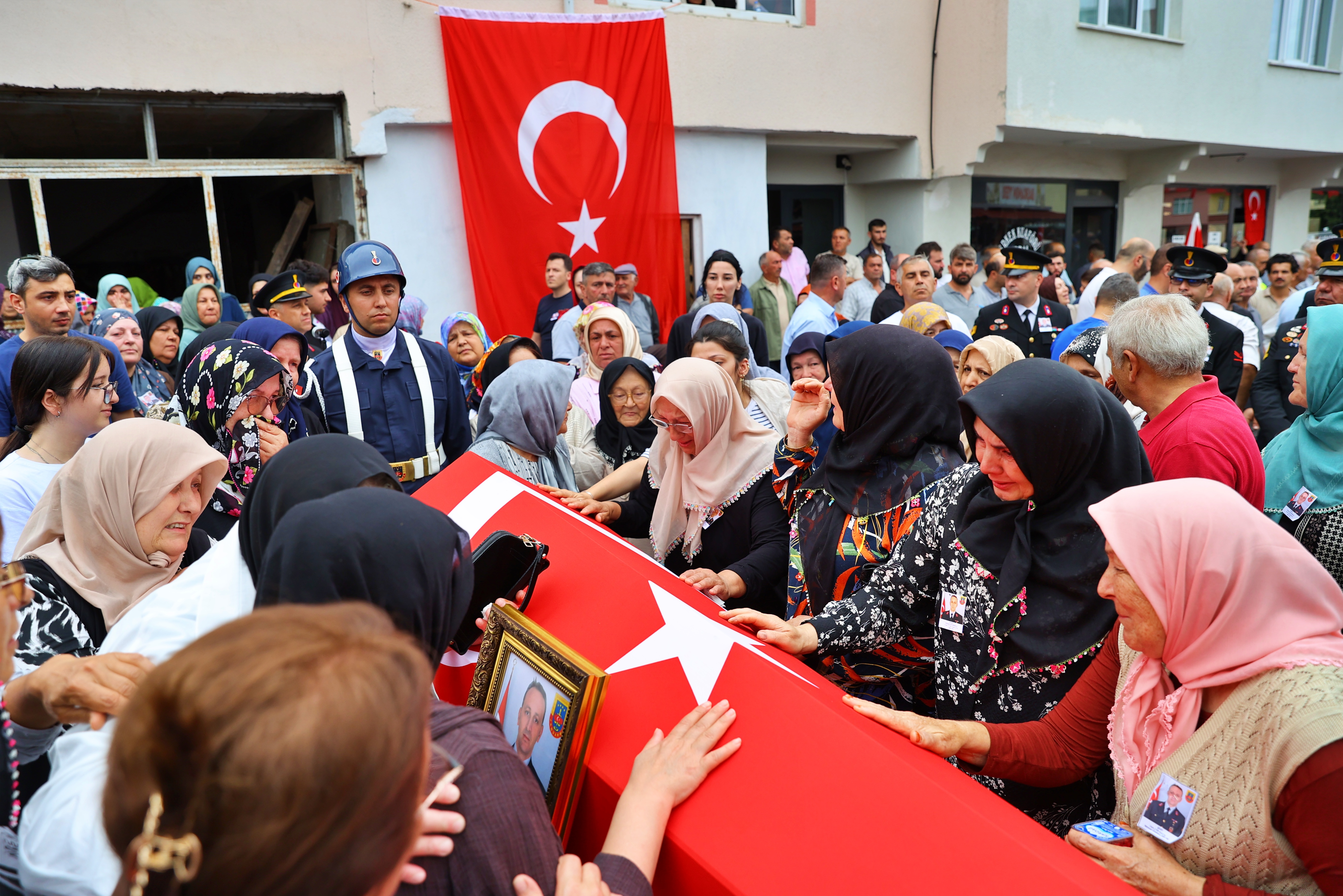 aa-20260712-41957760-41957755-sehit-jandarma-uzman-cavus-mehmet-demirbas-samsunda-son-yolculuguna-ugurlandi.jpg